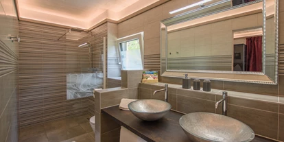Monteur-Zimmer - Stockenboi - Badezimmer mit Dusche - Garten Appartement Harmony