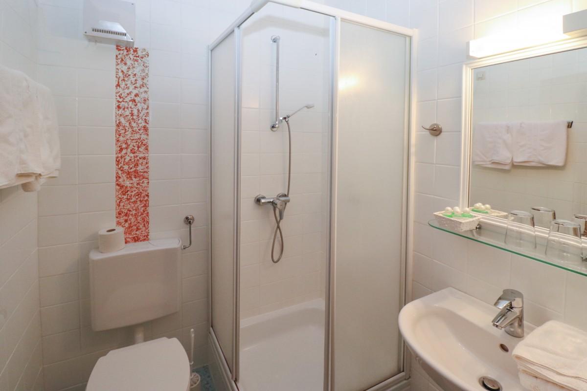 Monteur-Zimmer - Parkplatz: eigener Parkplatz für Transporter vorhanden - Bad Eisenkappel - Gasthof Pension Gutmann