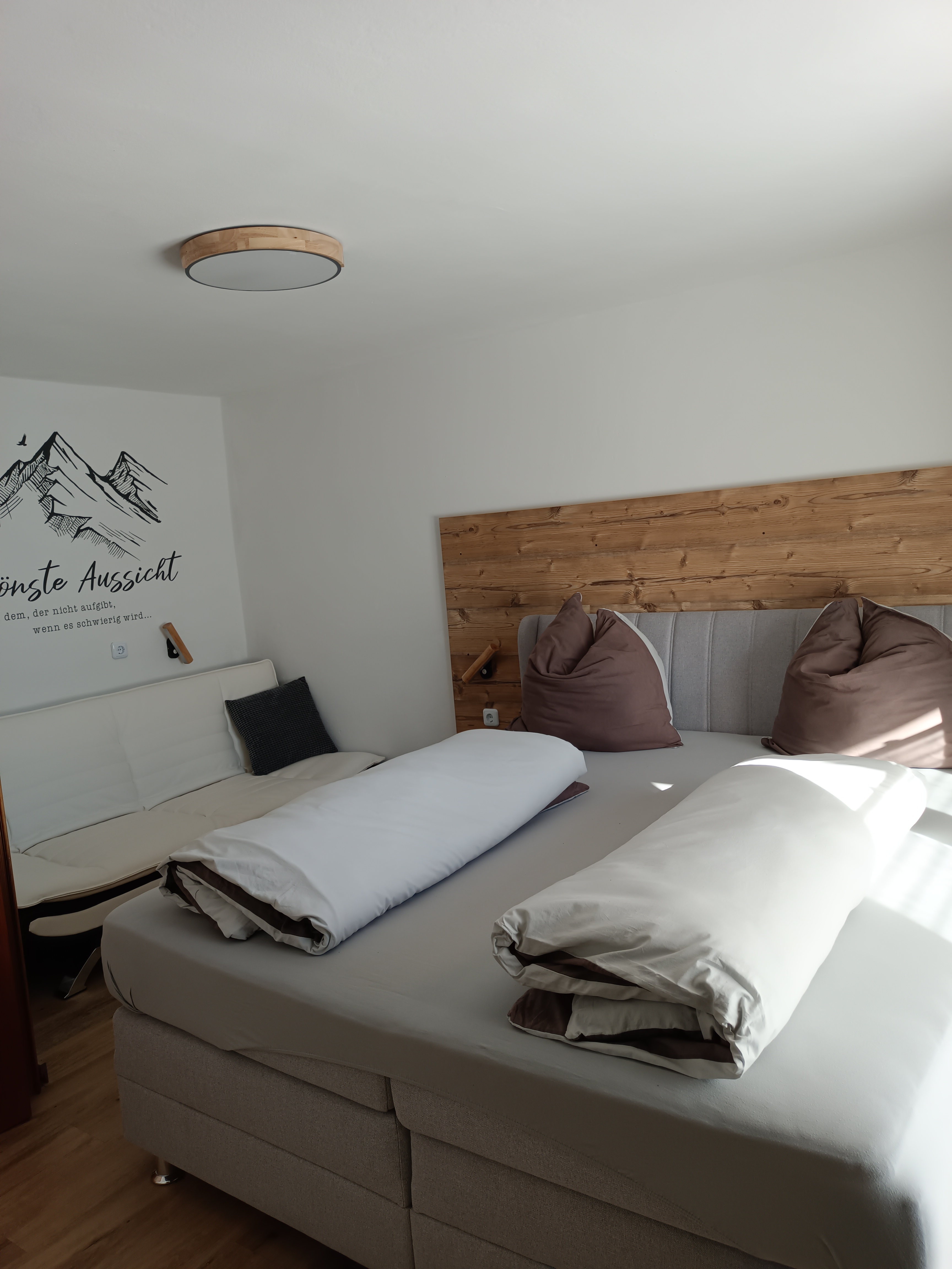 Monteur-Zimmer - Parkplatz: eigener Parkplatz für PKW vorhanden - Techendorf - Schlafzimmer mit Schlafcouch  - Ferienwohnung Lemberger 