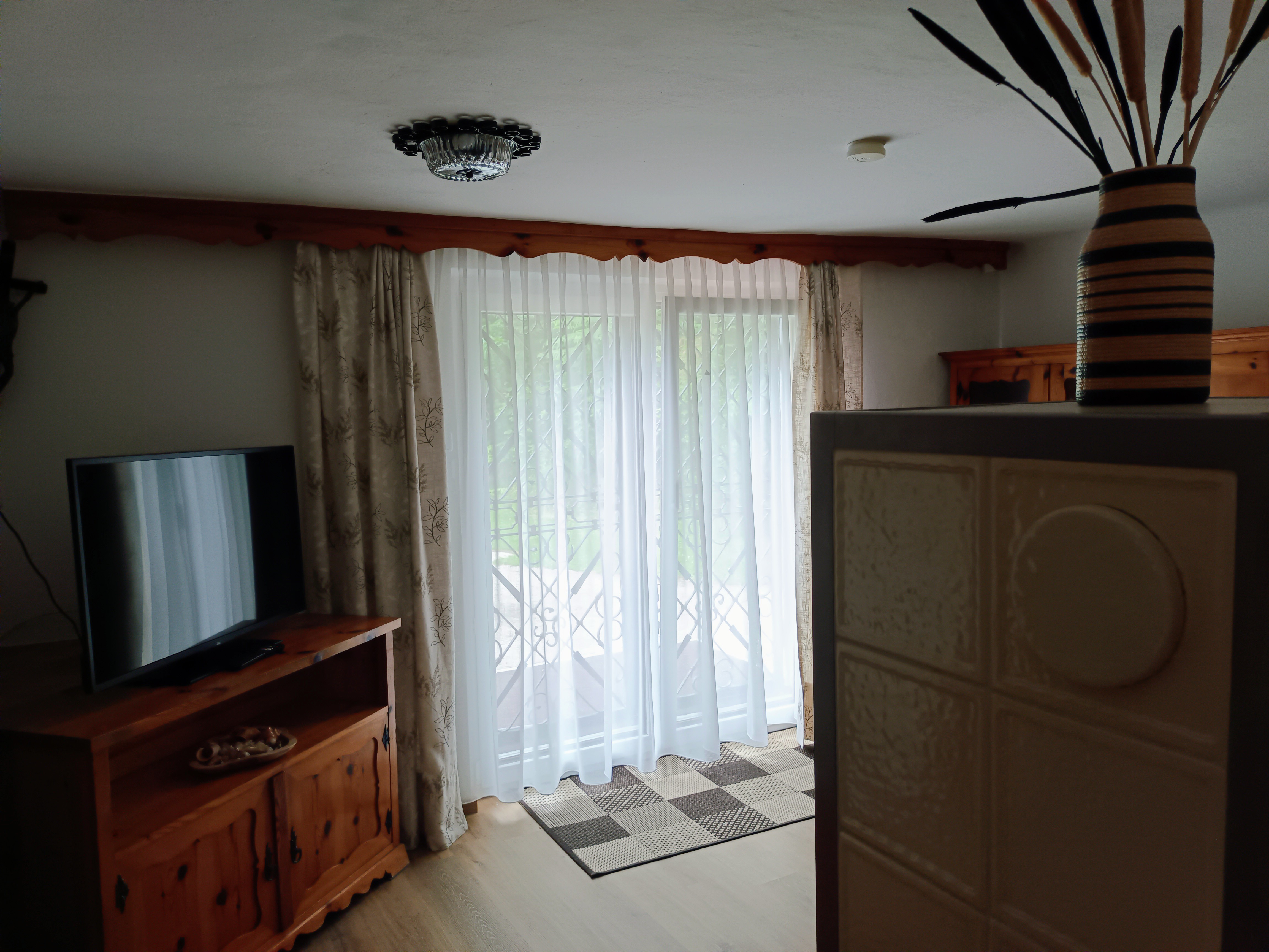 MonteurZimmer: Wohnzimmer mit Tür zur Terrasse  - Ferienwohnung Lemberger 