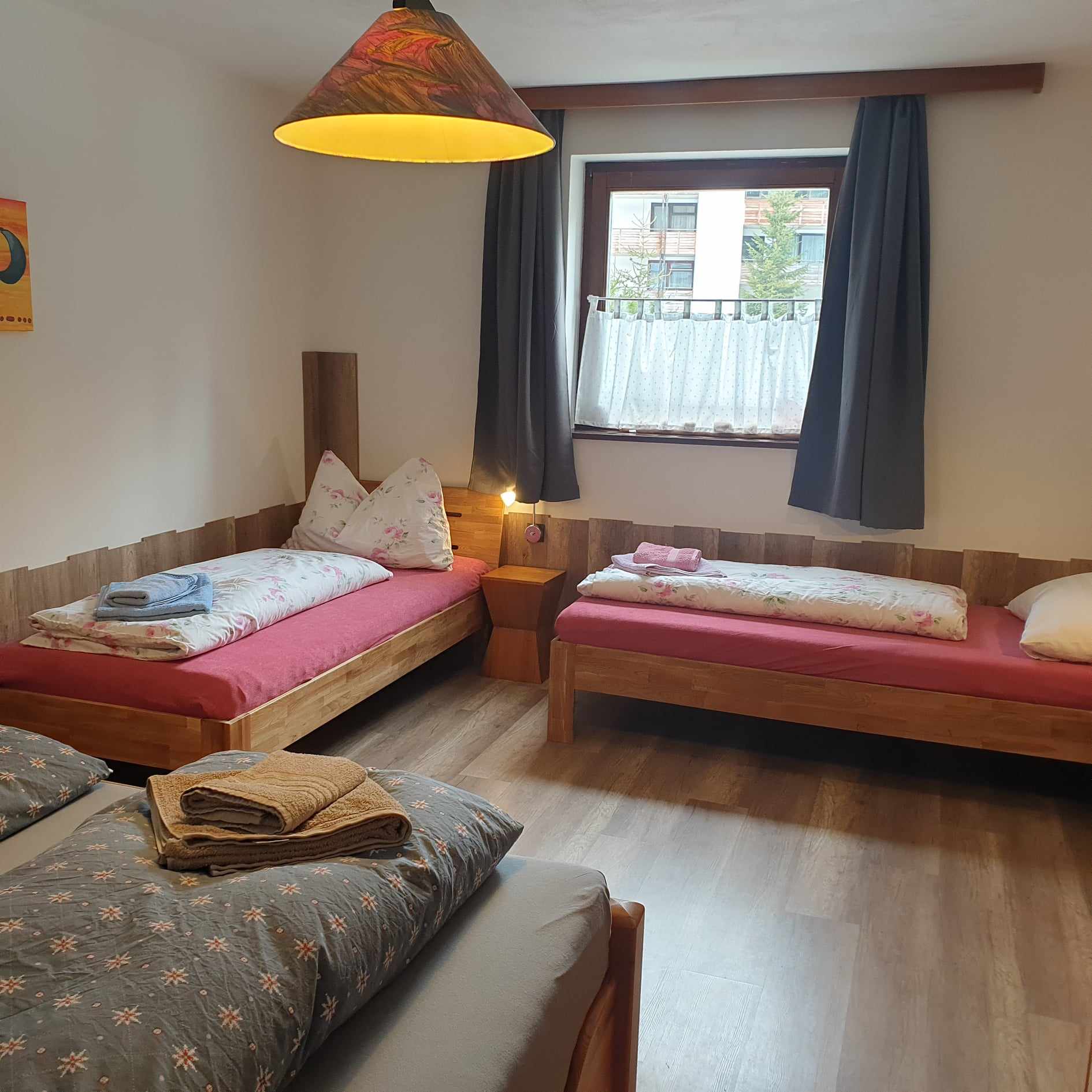 MonteurZimmer: Fewo 'Hirnkopf' mit 1 Doppelbett und 2 Einzelbetten (1 Schlafzimmer) - Ferienhaus Schäfer