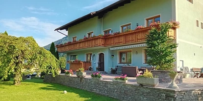 Monteur-Zimmer - Preis pro Nacht - Österreich - Unser Landhaus bietet ausreichend Platz - auch auf der Terrasse, rund um unser Haus, am neuen Verweilplatz in der wunderbaren Streuobstwiese. - Landhaus Königsreiner