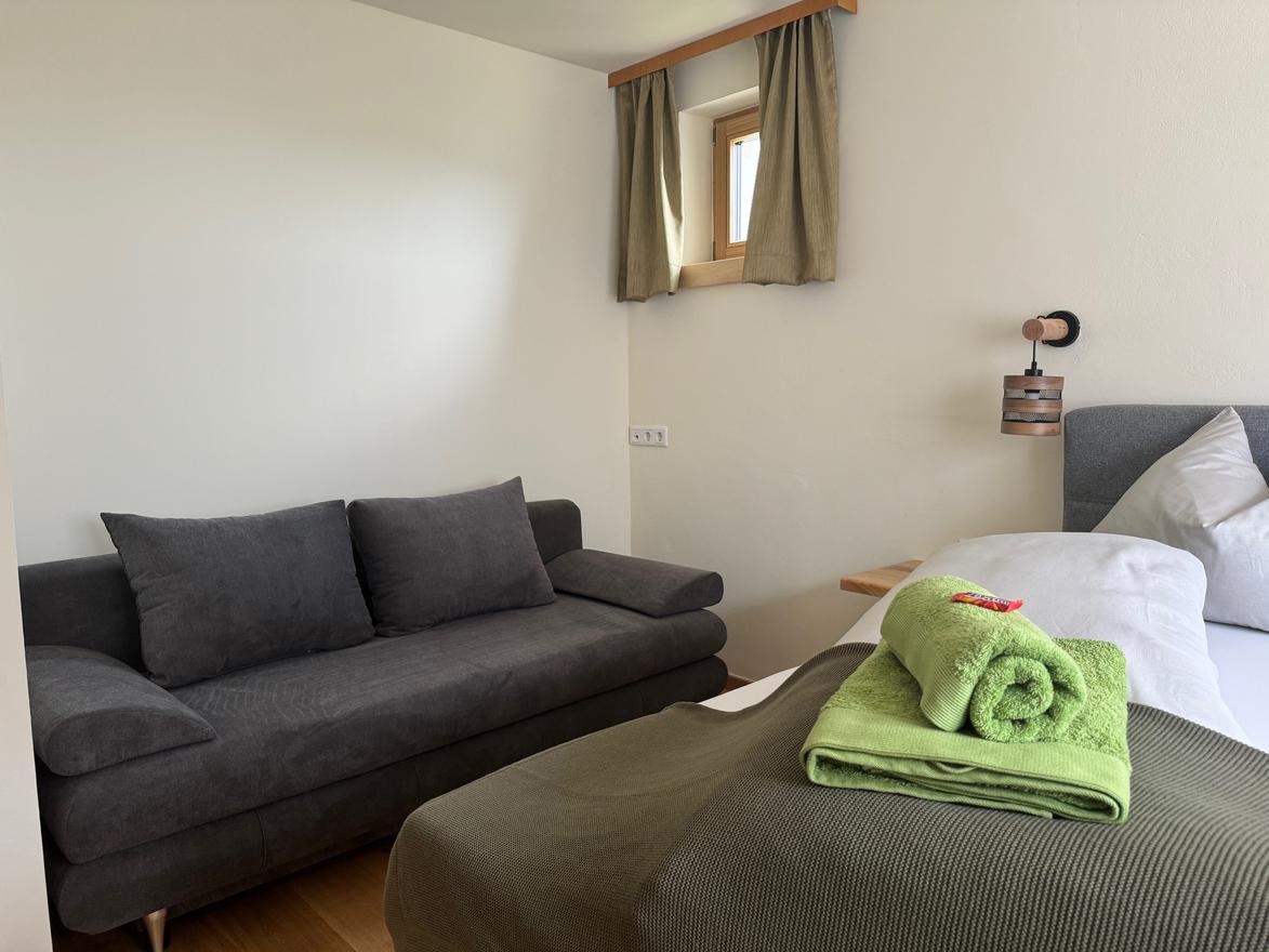 Monteur-Zimmer - Zwischenreinigung - Kärnten - Schlafsofa im Familienzimmer Salzkofel-Blick  - Landhaus Königsreiner