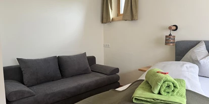Monteur-Zimmer - Preis pro Nacht - Österreich - Schlafsofa im Familienzimmer Salzkofel-Blick  - Landhaus Königsreiner