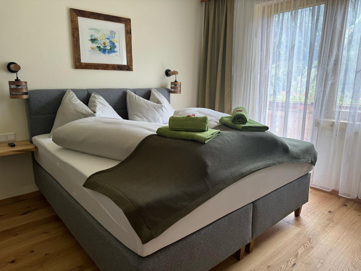 Monteur-Zimmer - Zwischenreinigung - Kärnten - Familienzimmer Salzkofel-Blick mit zusätzlichem Schlafsofa und Balkon  - Landhaus Königsreiner