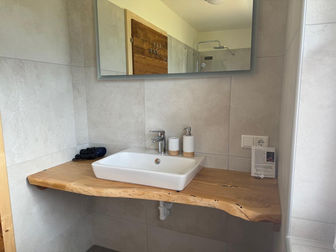 Monteur-Zimmer - Zwischenreinigung - Kärnten - Das Bad ist eine Wohlfühloase mit Panoramafenster und Blick auf die Kreuzeckgruppe. - Landhaus Königsreiner