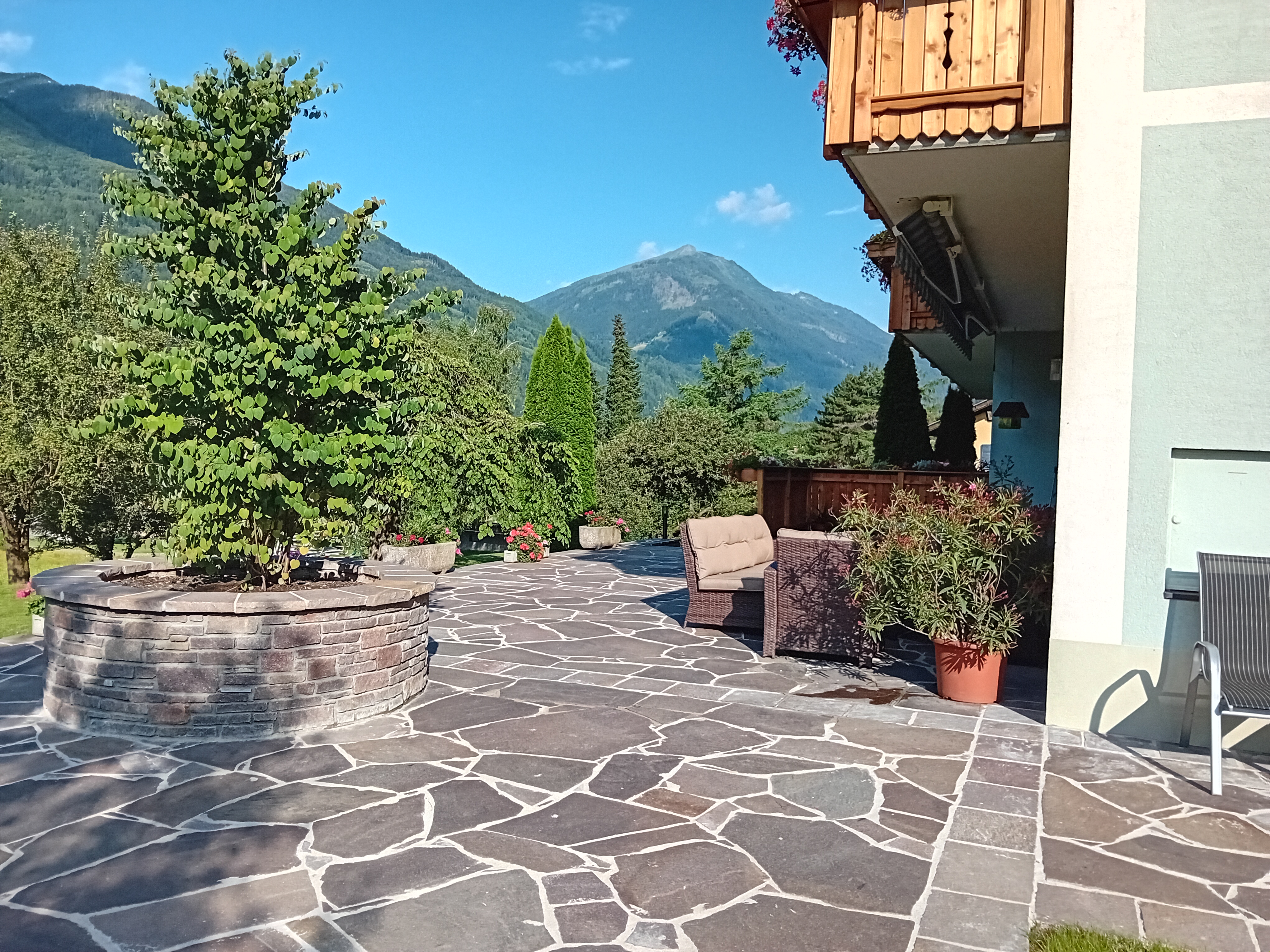 MonteurZimmer: Die Terrasse mit Lounche-Möbel - Landhaus Königsreiner