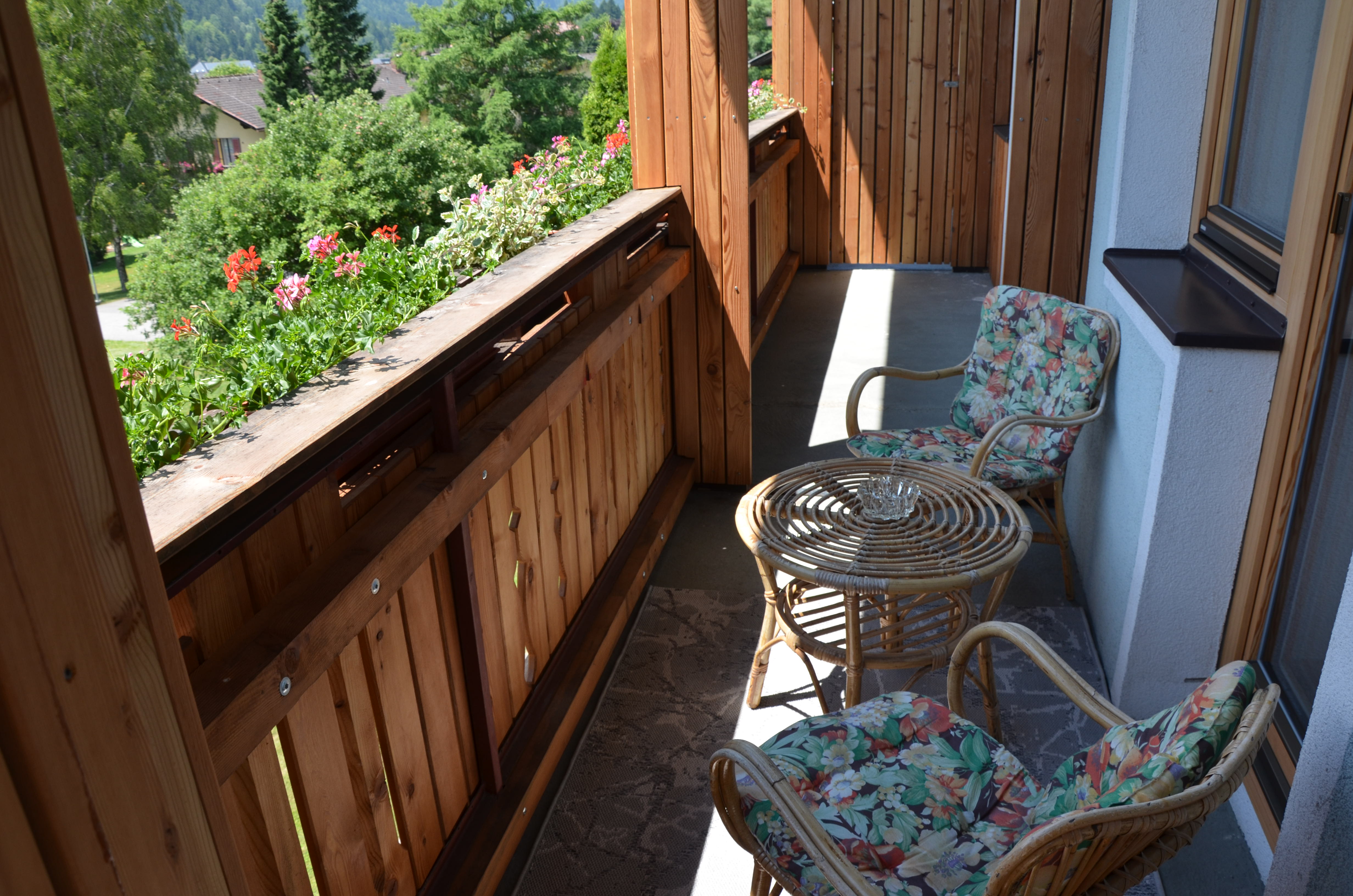 MonteurZimmer: Am Balkon lässt es sich aushalten.  - Landhaus Königsreiner