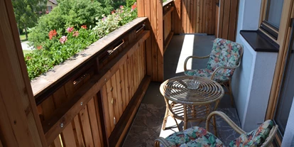 Monteur-Zimmer - Preis pro Nacht - Österreich - Am Balkon lässt es sich aushalten.  - Landhaus Königsreiner