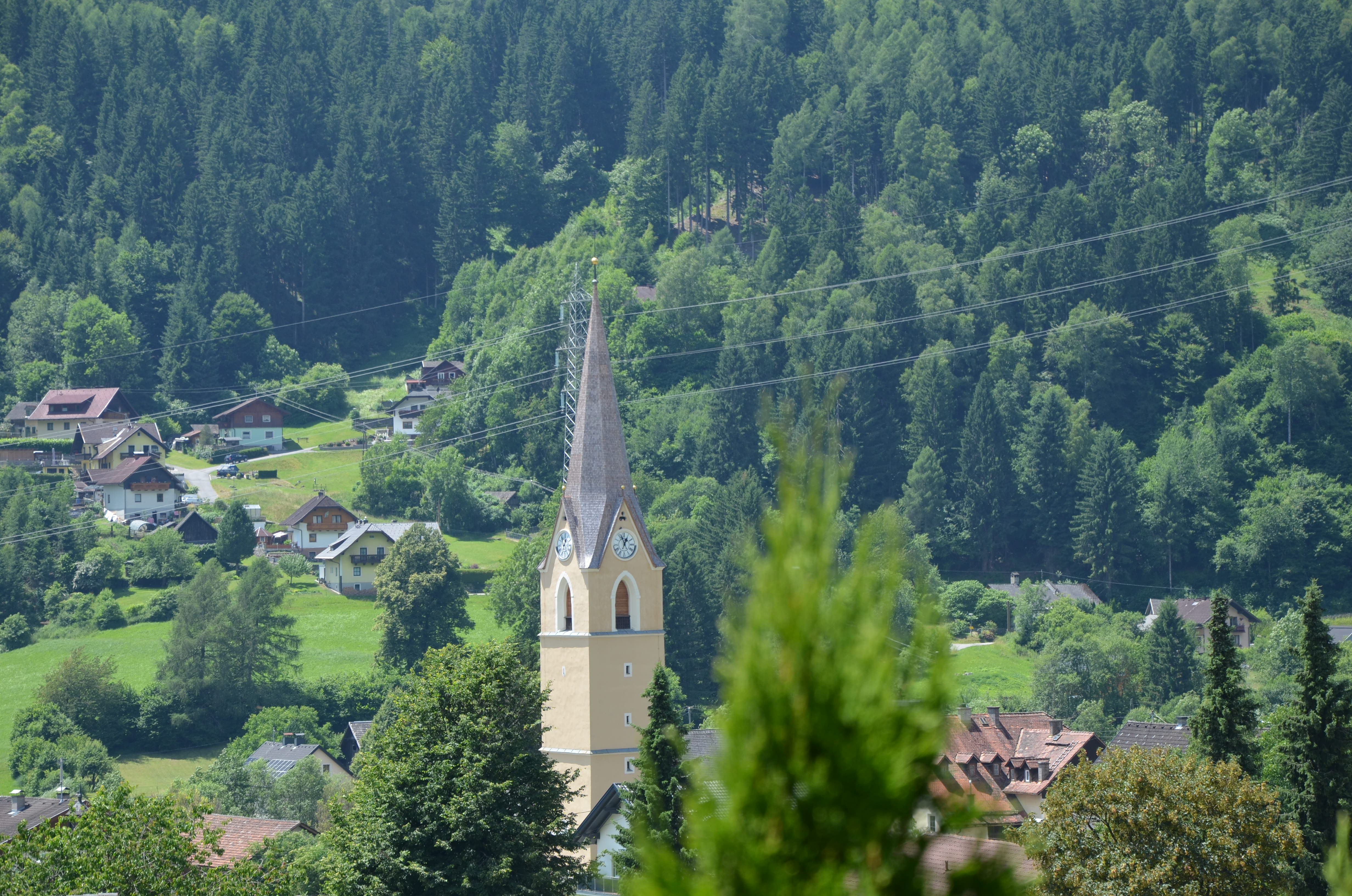 MonteurZimmer: Dahinter unser kleiner Ortsteil Tratten. - Landhaus Königsreiner