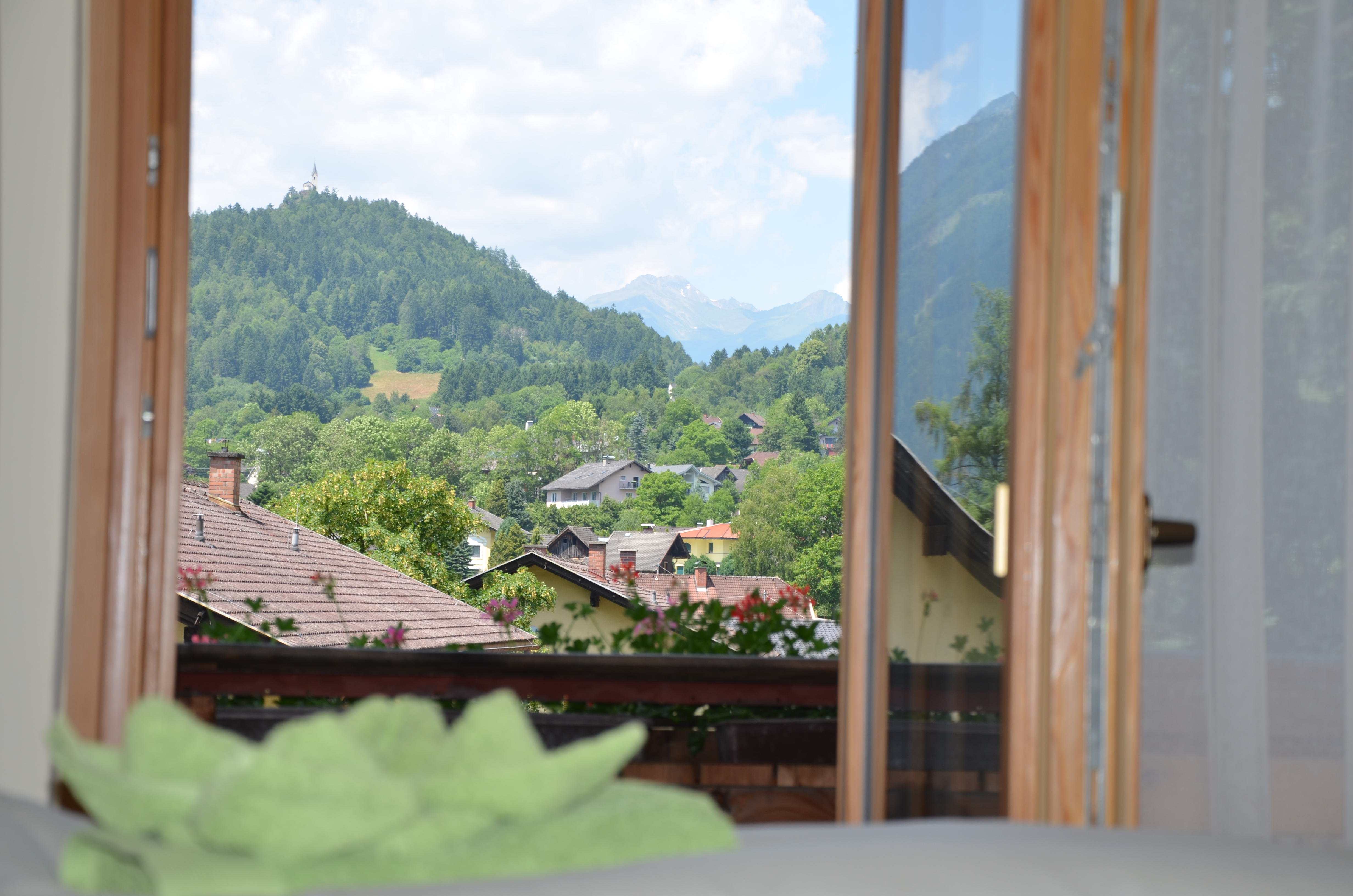 MonteurZimmer: Ein Blick auf den Danielsberg mit der Filialkirche St. Georg - Landhaus Königsreiner
