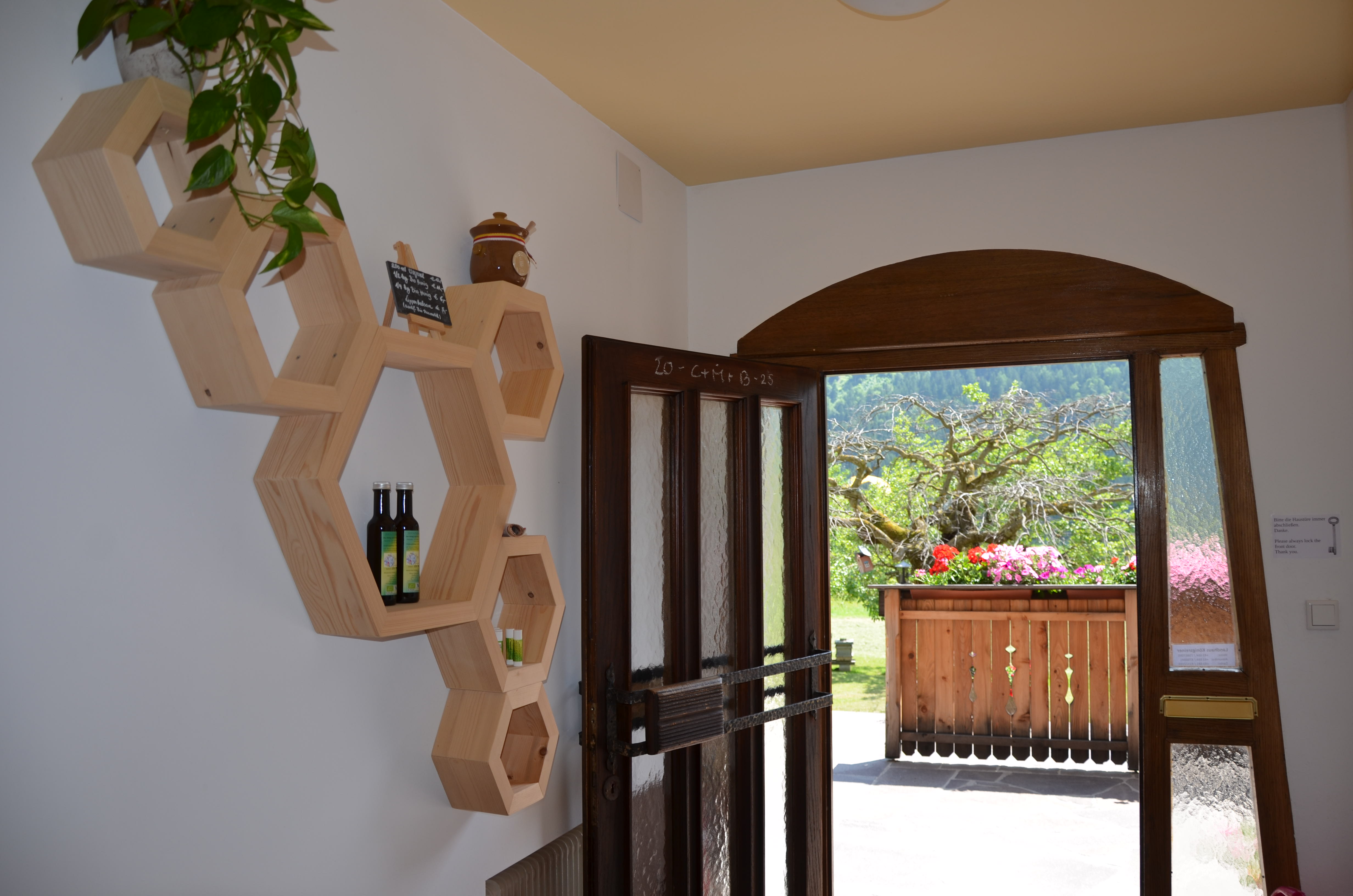MonteurZimmer: Unser Eingangsbereich mit den ersten Hinweisen auf unsere Bienen-Leidenschaft.  - Landhaus Königsreiner