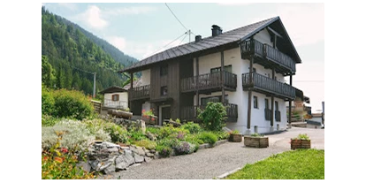 Monteur-Zimmer - Parkplatz: eigener Parkplatz für PKW vorhanden - Naturarena - Ferienwohnungen Domenig am Weissensee