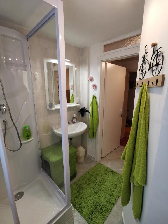 Monteur-Zimmer - Preis pro Nacht - St. Urban (Steindorf am Ossiacher See, St. Urban) - Haus Erika