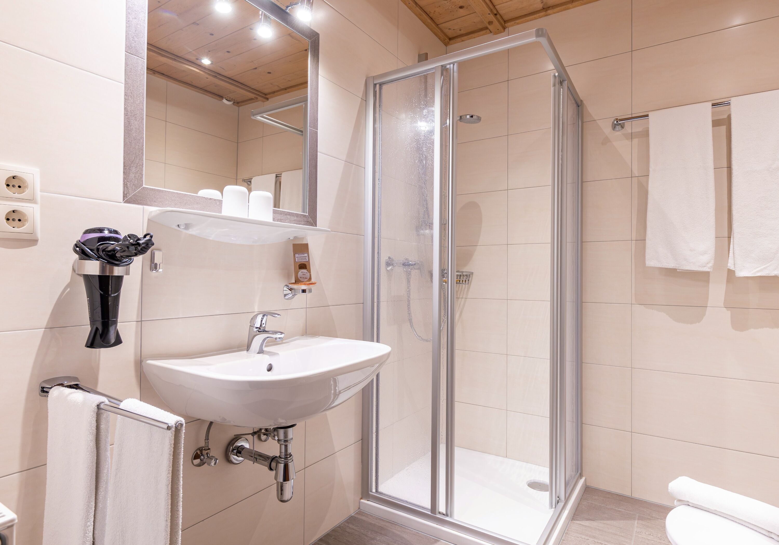 Monteur-Zimmer - Uttendorf (Uttendorf) - Zimmer + neue Gemeinschaftsküche für Mitarbeiter/Studenten!