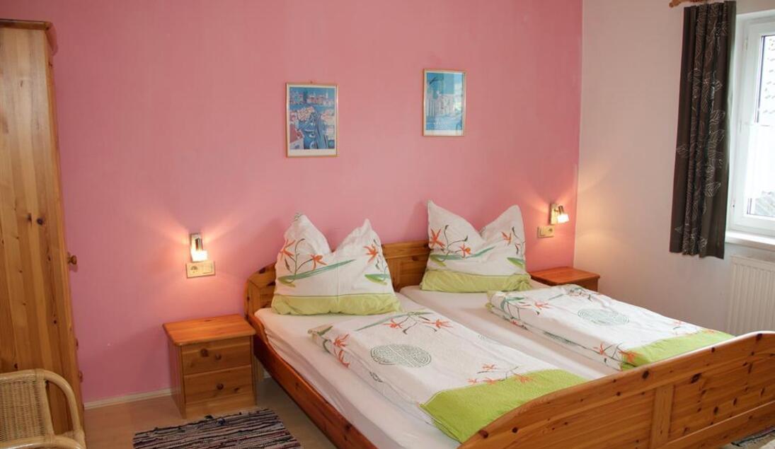 Monteur-Zimmer - Zahlungsarten: Auf Rechnung - Kirchschlag bei Linz - Schlafzimmer Blick in Hof - Montagezimmer Märzinger