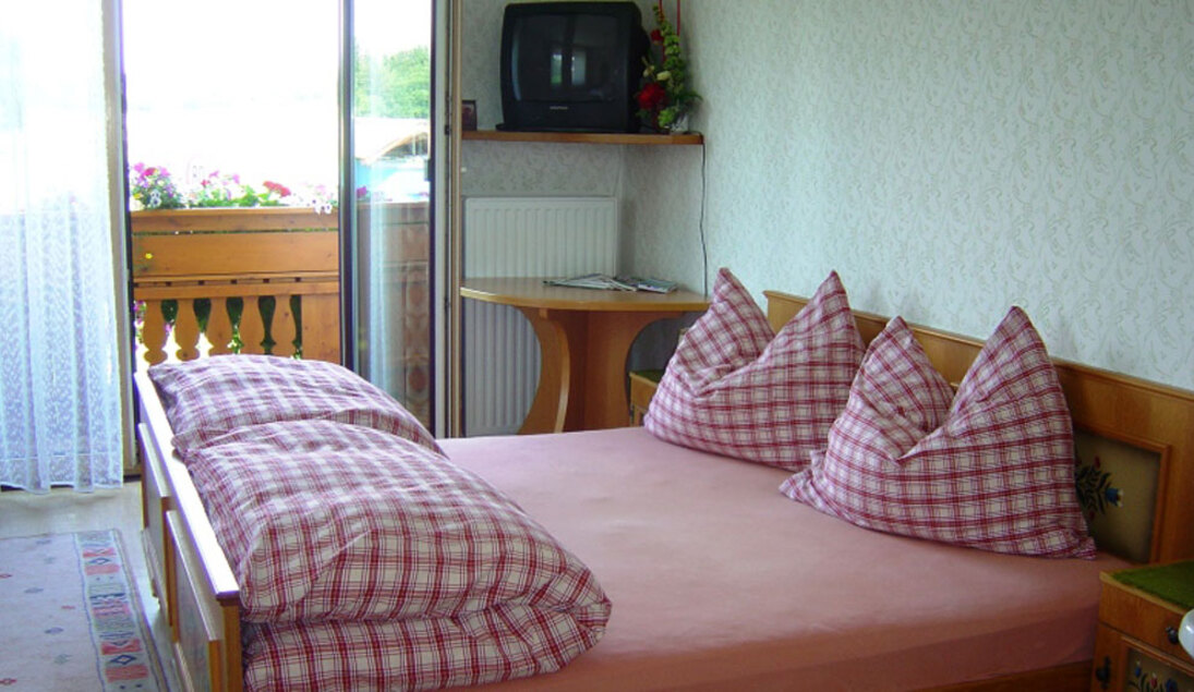 Monteur-Zimmer - Preis pro Nacht - Oberhofen am Irrsee - Gästehaus "JEDINGER" mit Hausbrauerei "RÖMERBRÄU"