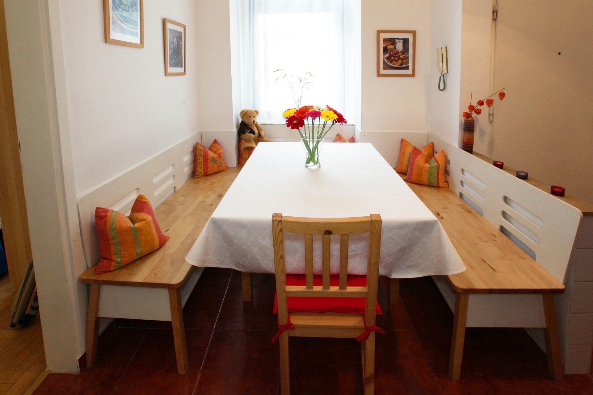 Monteur-Zimmer - Bruck an der Leitha - Esstisch im 6-8 Personen Apartment - Central of Vienna 10Eur/bed + Highspeed Internet + parking