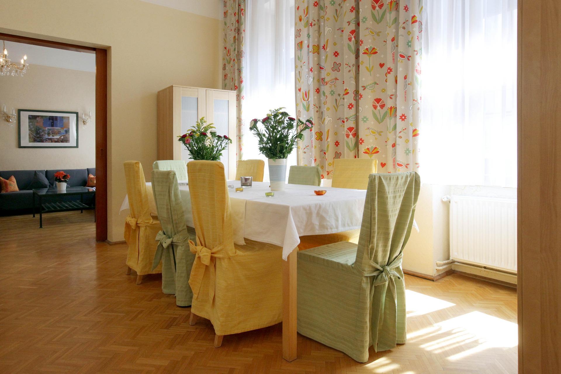 Monteur-Zimmer - Bruck an der Leitha - Esstisch im 10 Personen Apartment - Central of Vienna 10Eur/bed + Highspeed Internet + parking