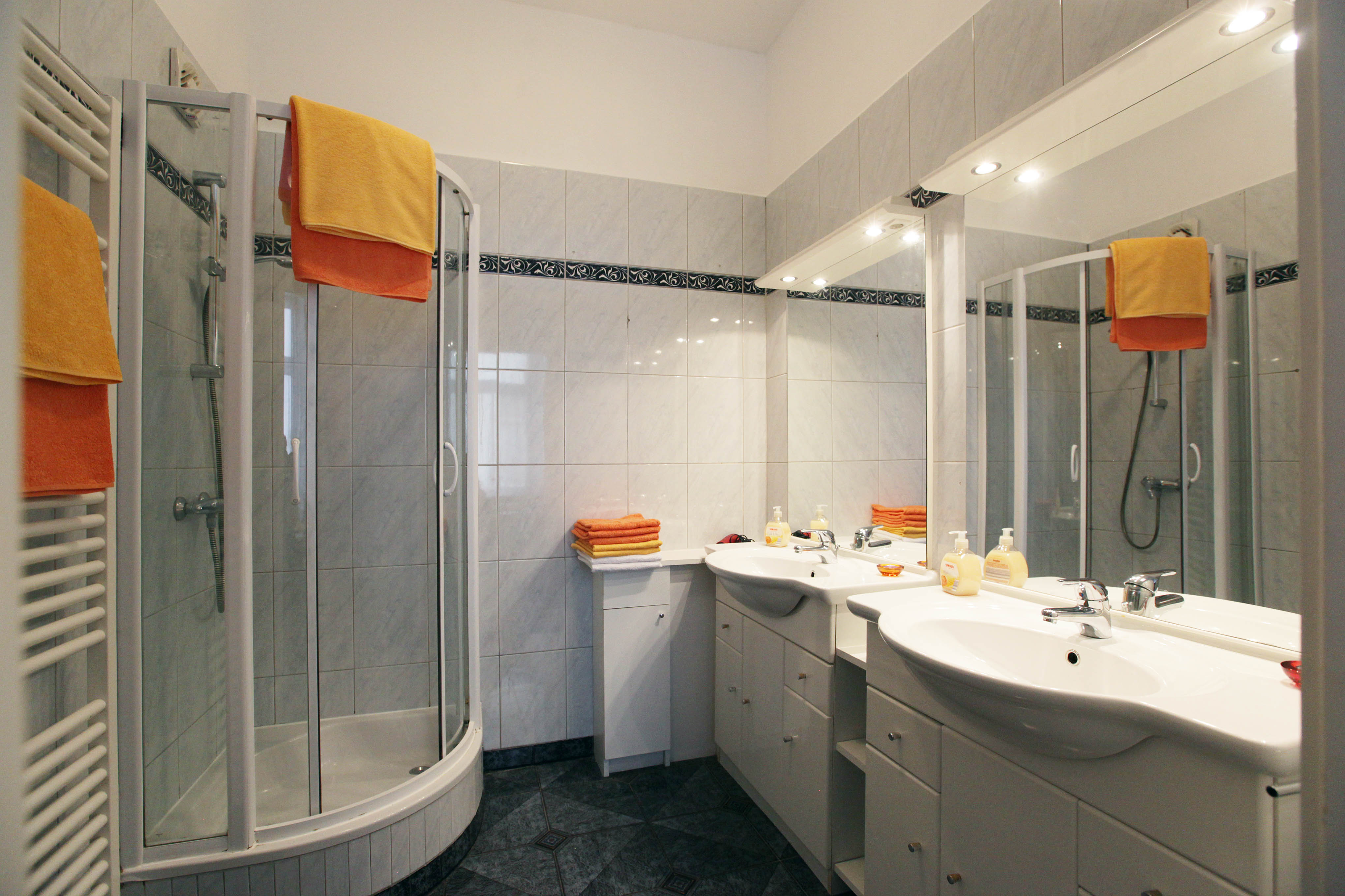 Monteur-Zimmer - Bruck an der Leitha - Bad - Central of Vienna 10Eur/bed + Highspeed Internet + parking