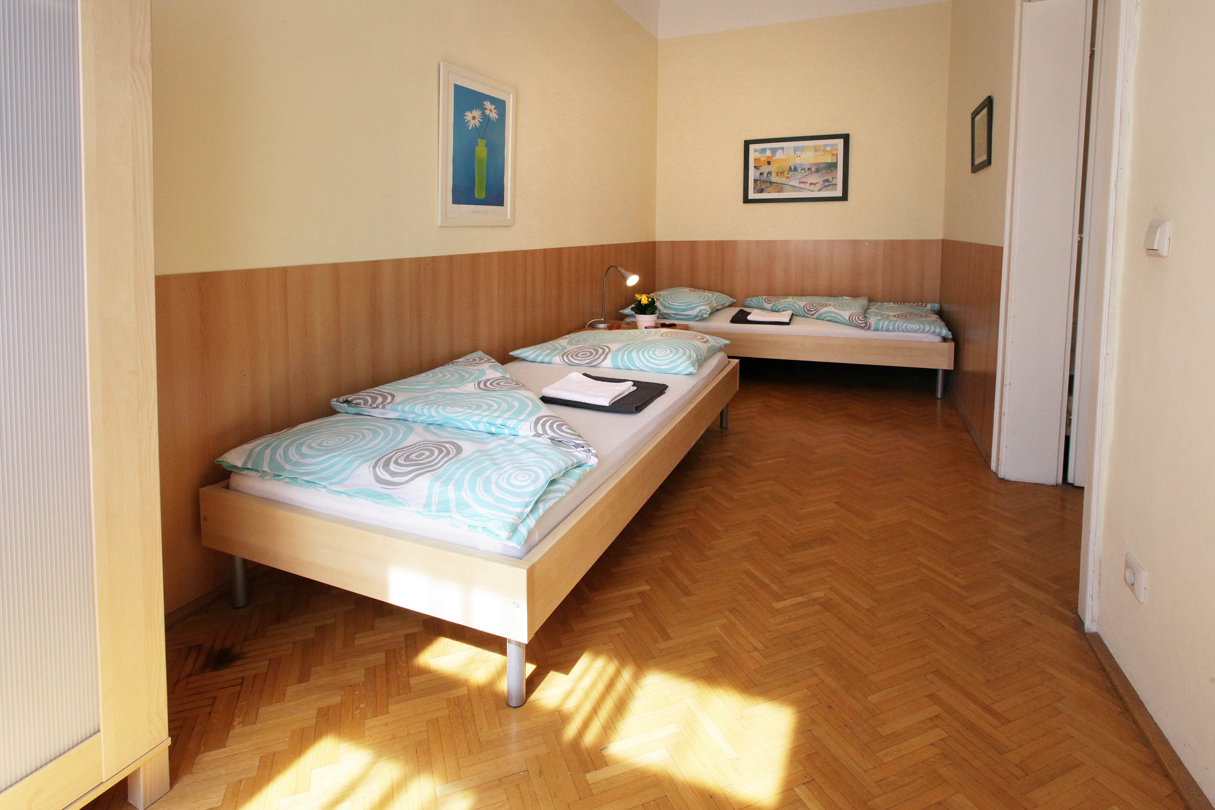 MonteurZimmer: Central of Vienna 10Eur/bed + Highspeed Internet + parking