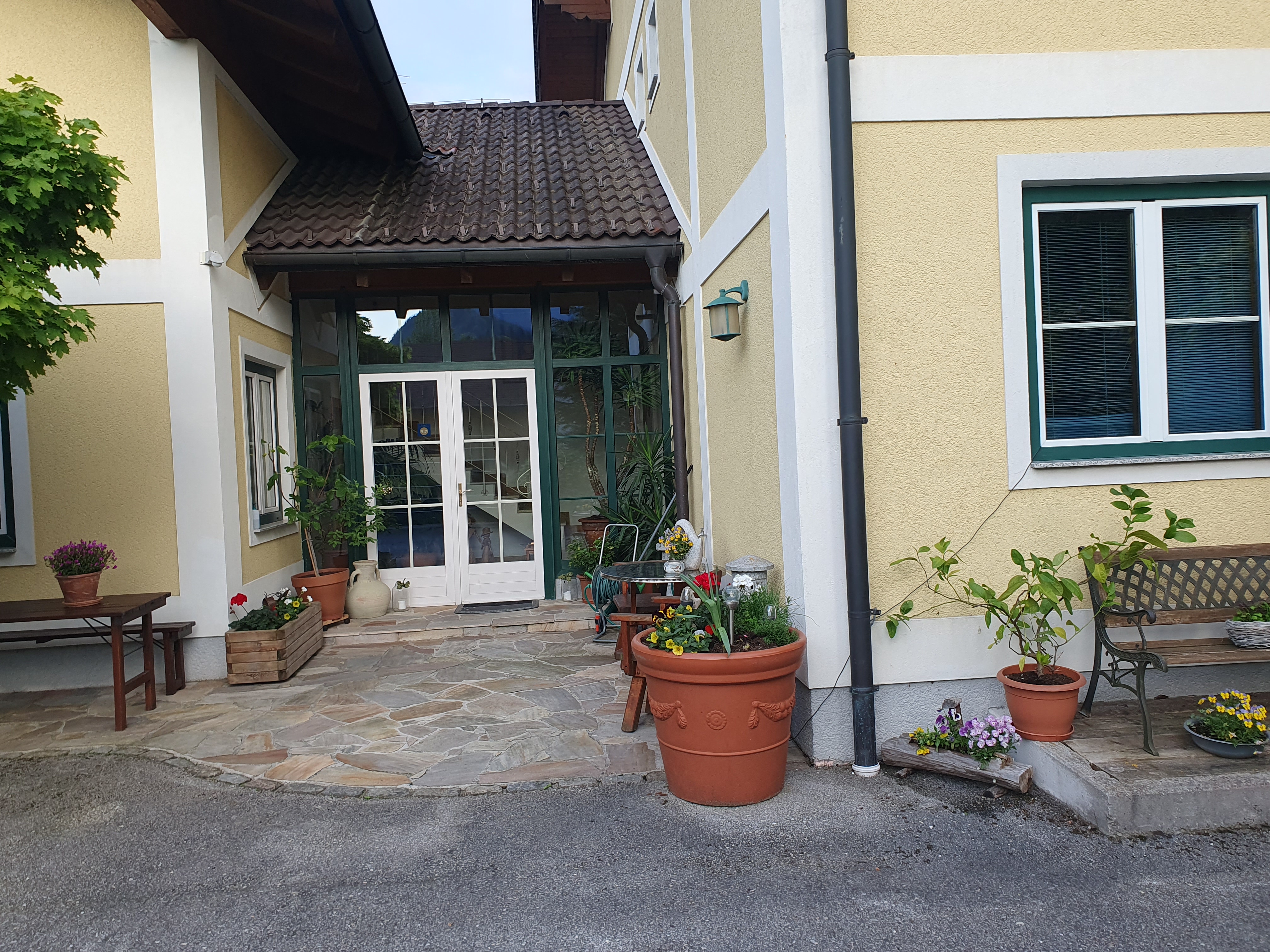 Monteur-Zimmer - Fernseher - Haupteingang - Ferienwohnung mit Bergblick