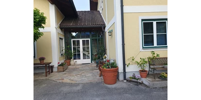 Monteur-Zimmer - Zahlungsarten: Vorauskasse - Österreich - Haupteingang - Ferienwohnung mit Bergblick