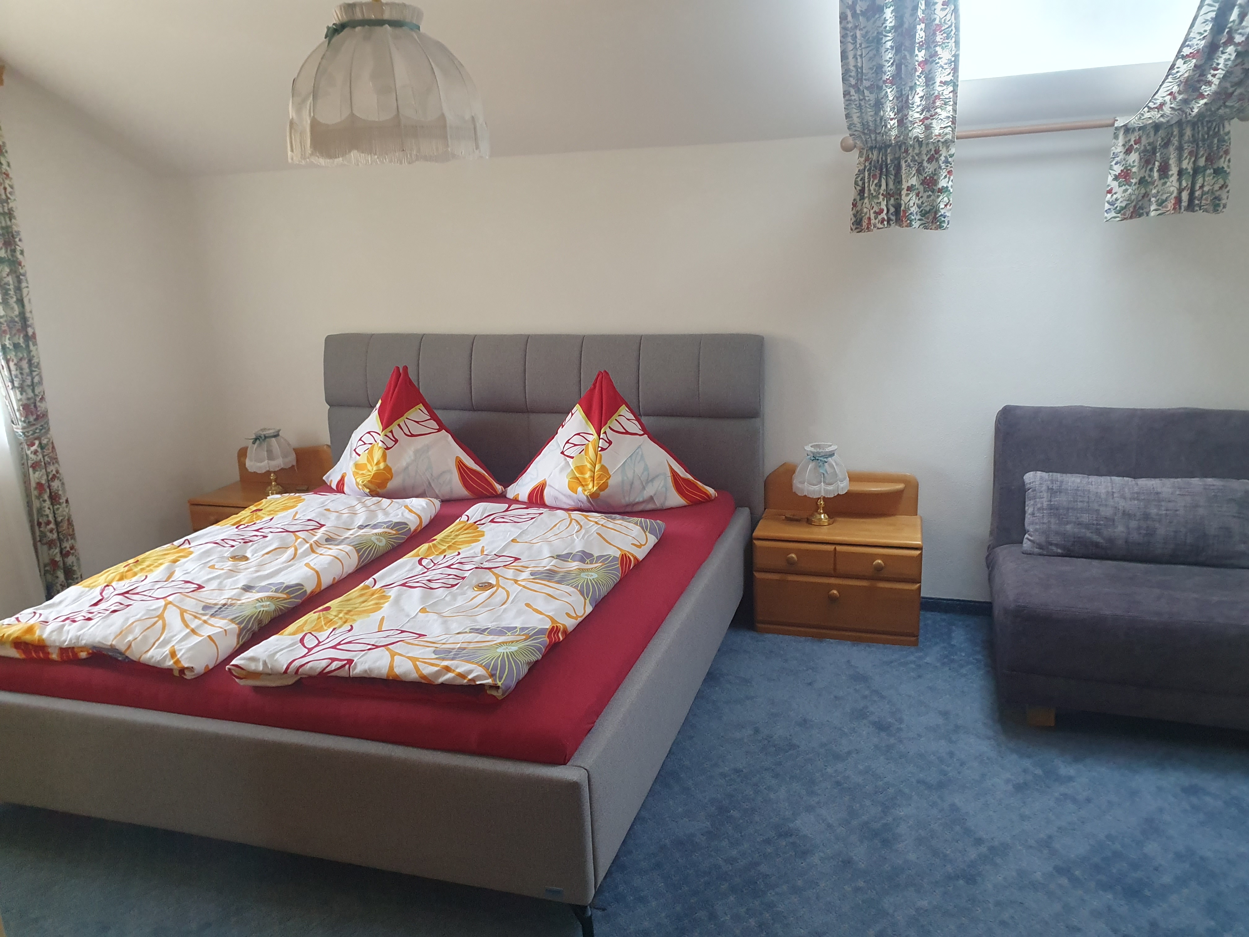 Monteur-Zimmer - Fernseher - Schlafzimmer 1, Ferienwohnung 2 - Ferienwohnung mit Bergblick