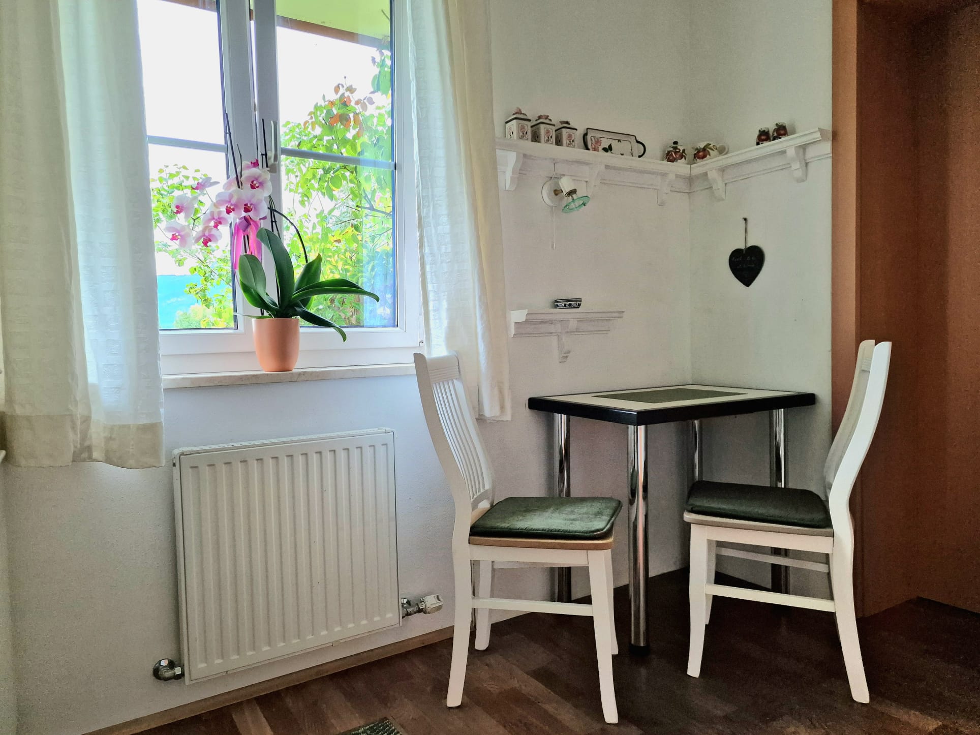 MonteurZimmer: Küche, Ferienwohnung 1 - Ferienwohnung mit Bergblick