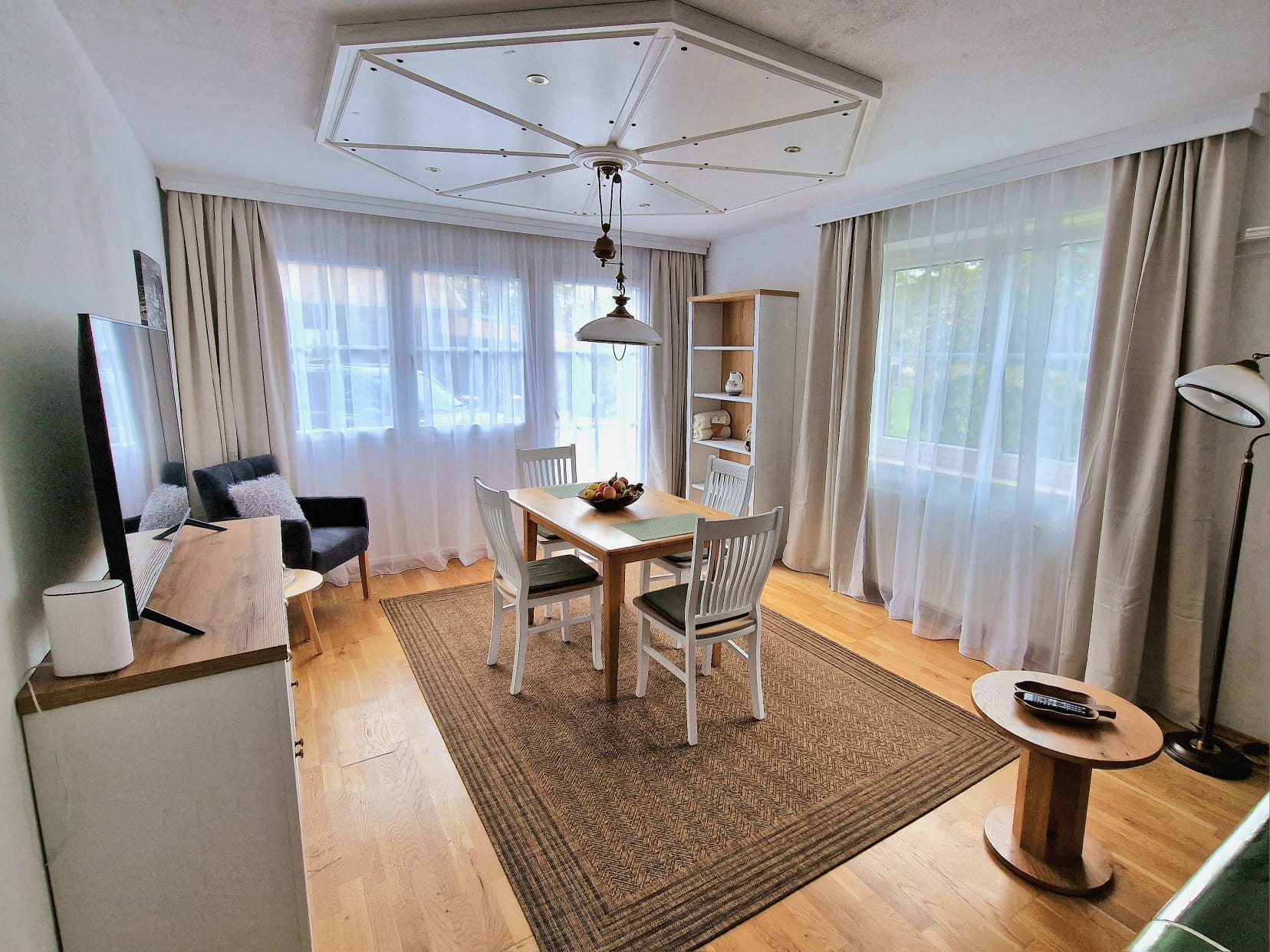 MonteurZimmer: Wohnzimmer, Ferienwohnung 1 - Ferienwohnung mit Bergblick