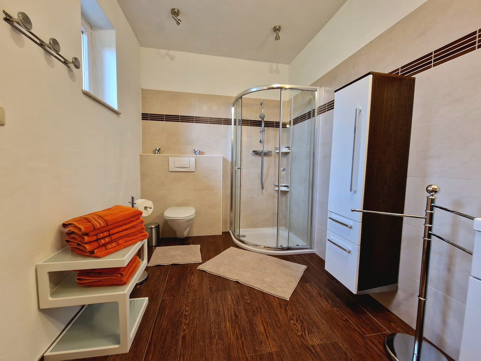 MonteurZimmer: Badezimmer, Ferienwohnung 1 - Ferienwohnung mit Bergblick