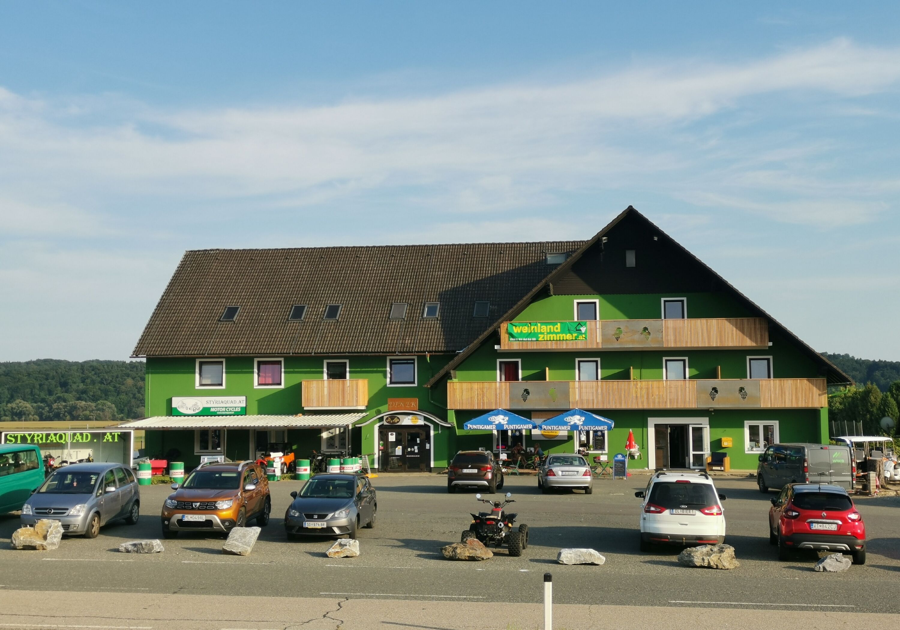 Monteur-Zimmer - Zimmerarten: Doppelzimmer - Steiermark - Aussenansicht mit Parkplatz - Weinlandzimmer Nähe Graz