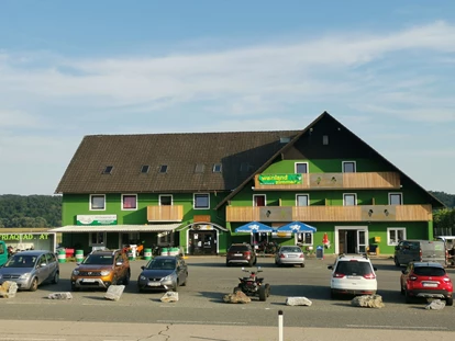 Monteur-Zimmer - Österreich - Aussenansicht mit Parkplatz - Weinlandzimmer Nähe Graz
