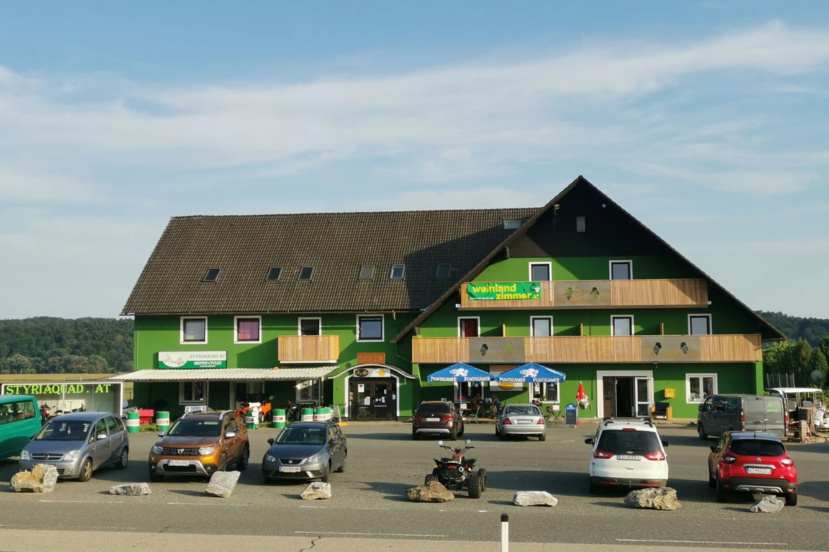 MonteurZimmer: Aussenansicht mit Parkplatz - Weinlandzimmer Nähe Graz