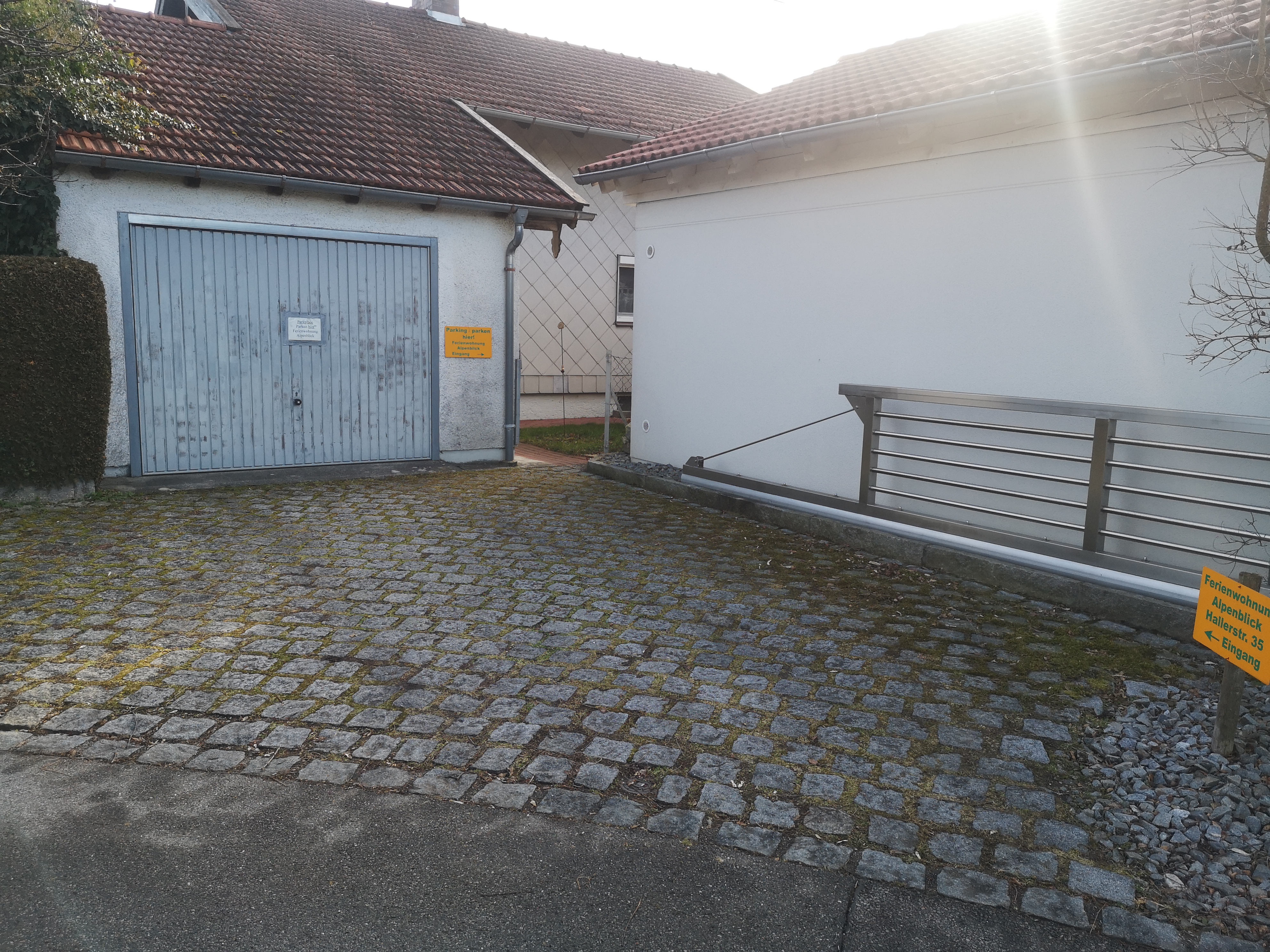 MonteurZimmer: Parkplatz  - Alpenblick Ferienwohnung 