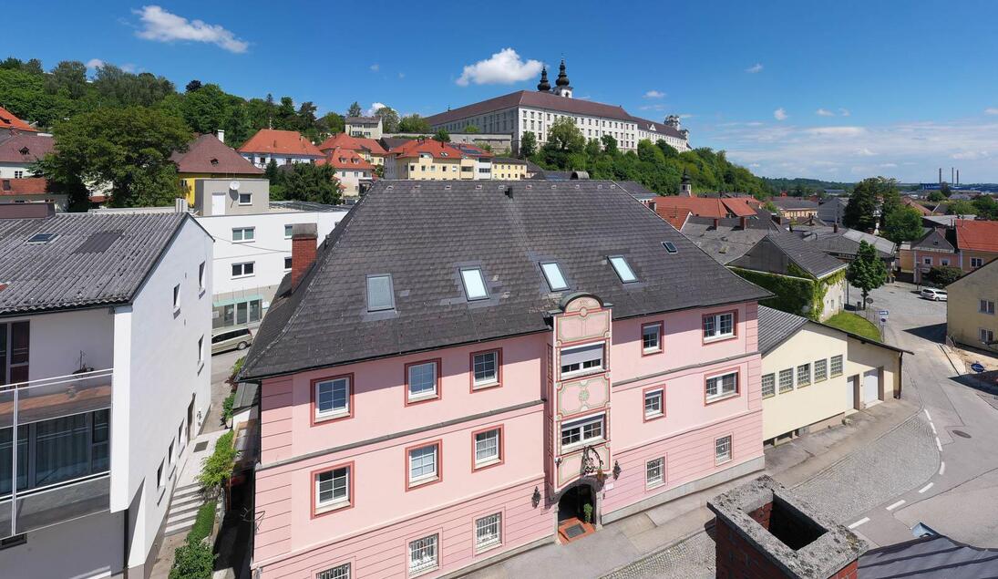 Monteur-Zimmer - Hinzenbach - Blick auf das Hotel Schlair mit dem Stift Kremsmünster im Hintergrund - Hotel Schlair