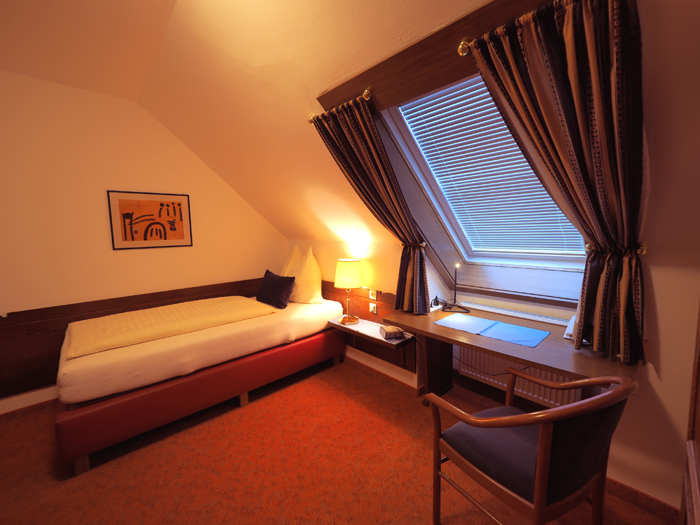 Monteur-Zimmer - Hinzenbach - Zimmer mit 1,20 x 2,00m Bett. Klimaanlage vorhanden - Hotel Schlair