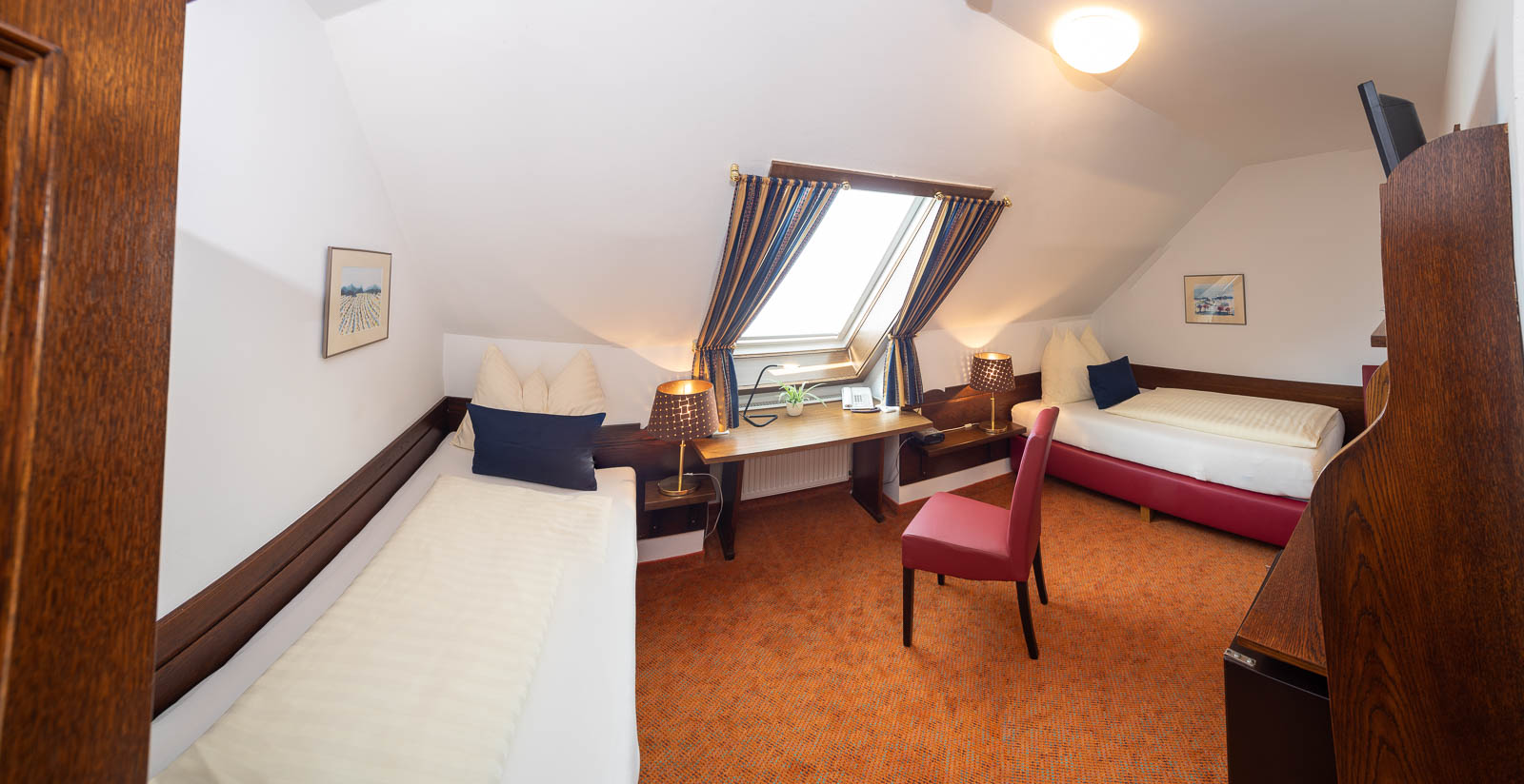 Monteur-Zimmer - Hinzenbach - Zimmer mit getrennten Betten 1,20m x 2,00m und Klimaanlage - Hotel Schlair