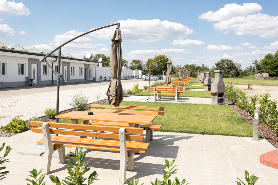 Monteur-Zimmer - Bruck an der Leitha - Parkplätze und Gartenplatz  - IHR ZIMMER IN WIEN www.monteurzimmer.wien