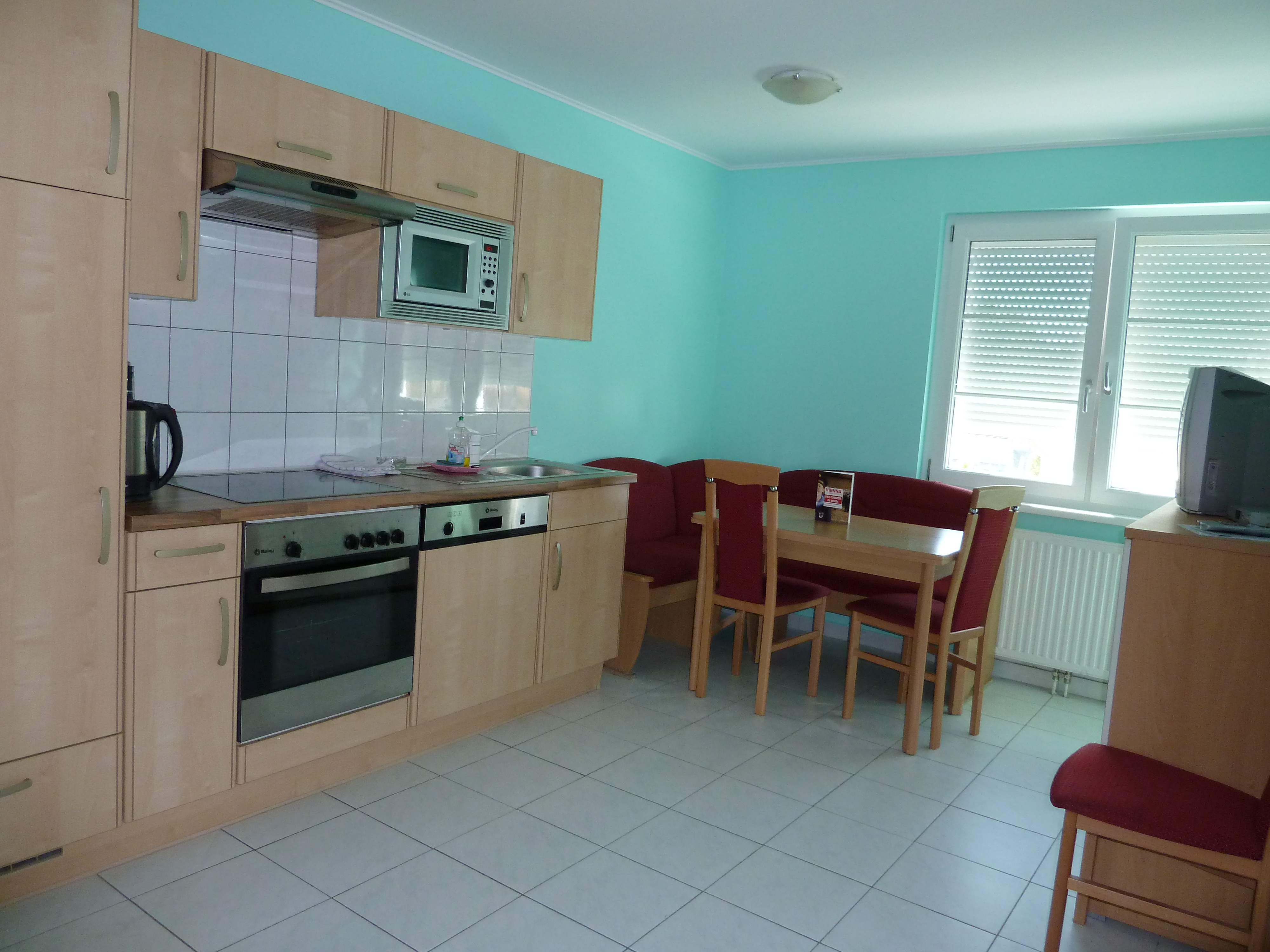 MonteurZimmer: Küche mit Essplatz - IHR ZIMMER IN WIEN www.monteurzimmer.wien