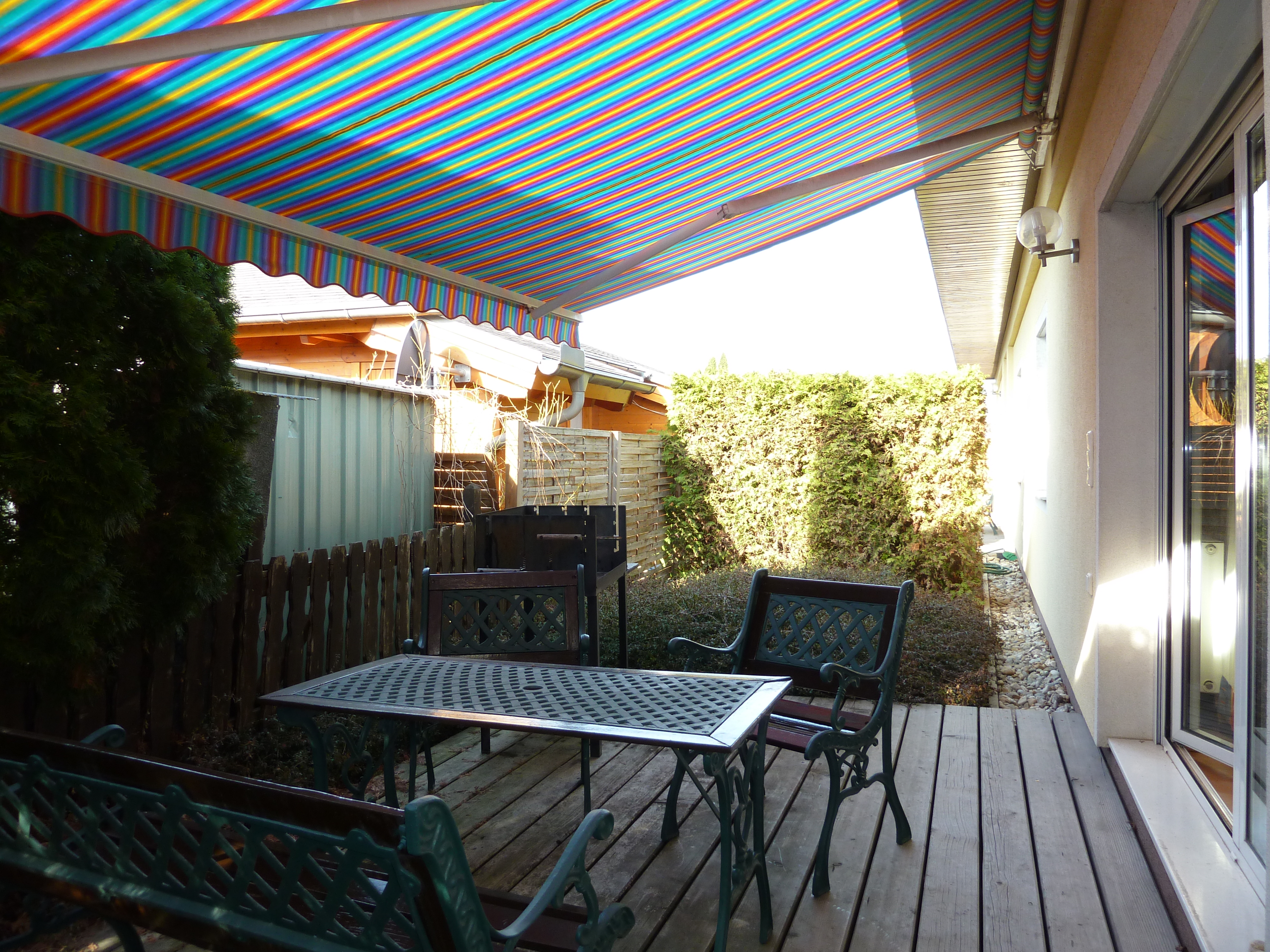 MonteurZimmer: Gartenterrasse mit Grill und Essplatz - IHR ZIMMER IN WIEN www.monteurzimmer.wien