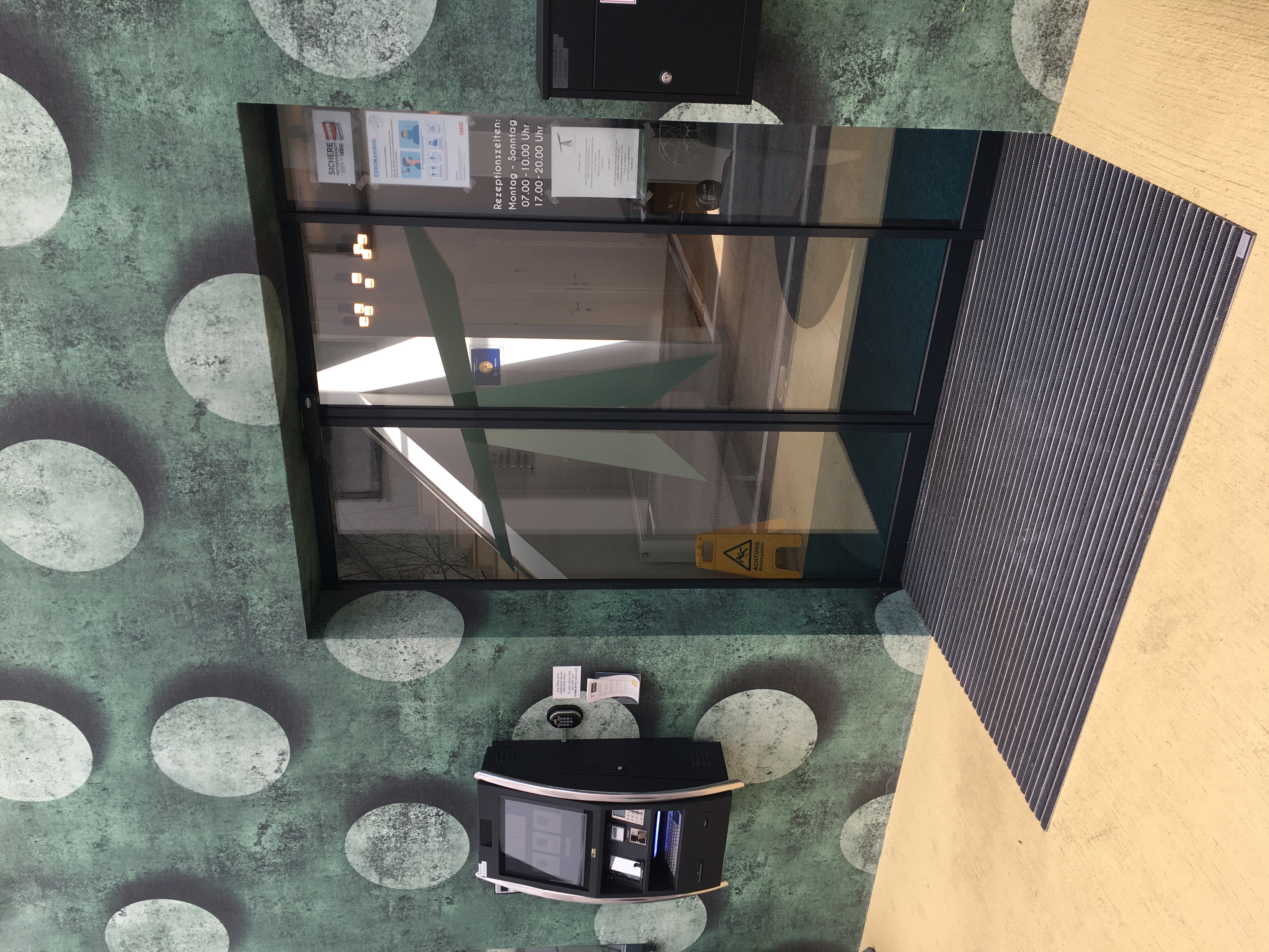 MonteurZimmer: Hotel-Eingang - TT Aparthotel Neuhofen