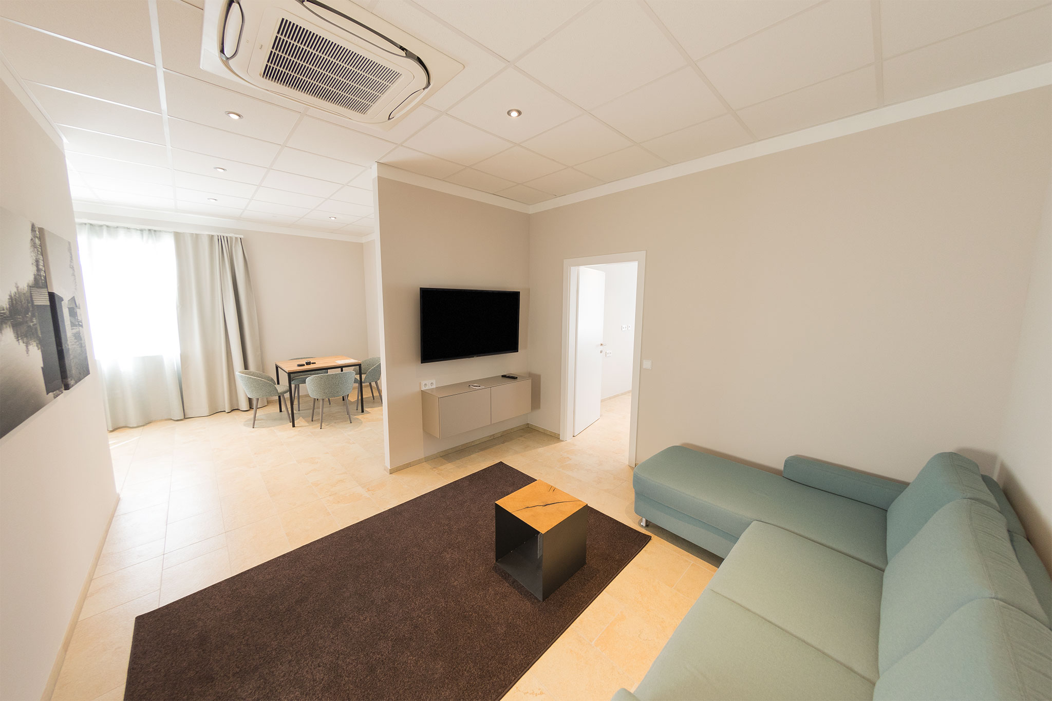 MonteurZimmer: Apartment XX-Large - Wohn- und Essbereich - TT Aparthotel Neuhofen