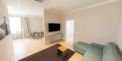 Monteur-Zimmer - Gallspach - Apartment XX-Large - Wohn- und Essbereich - TT Aparthotel Neuhofen