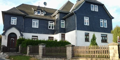 Monteur-Zimmer - Nordhalben - Unser Haus Vorderansicht - Alte Schule Heberndorf
