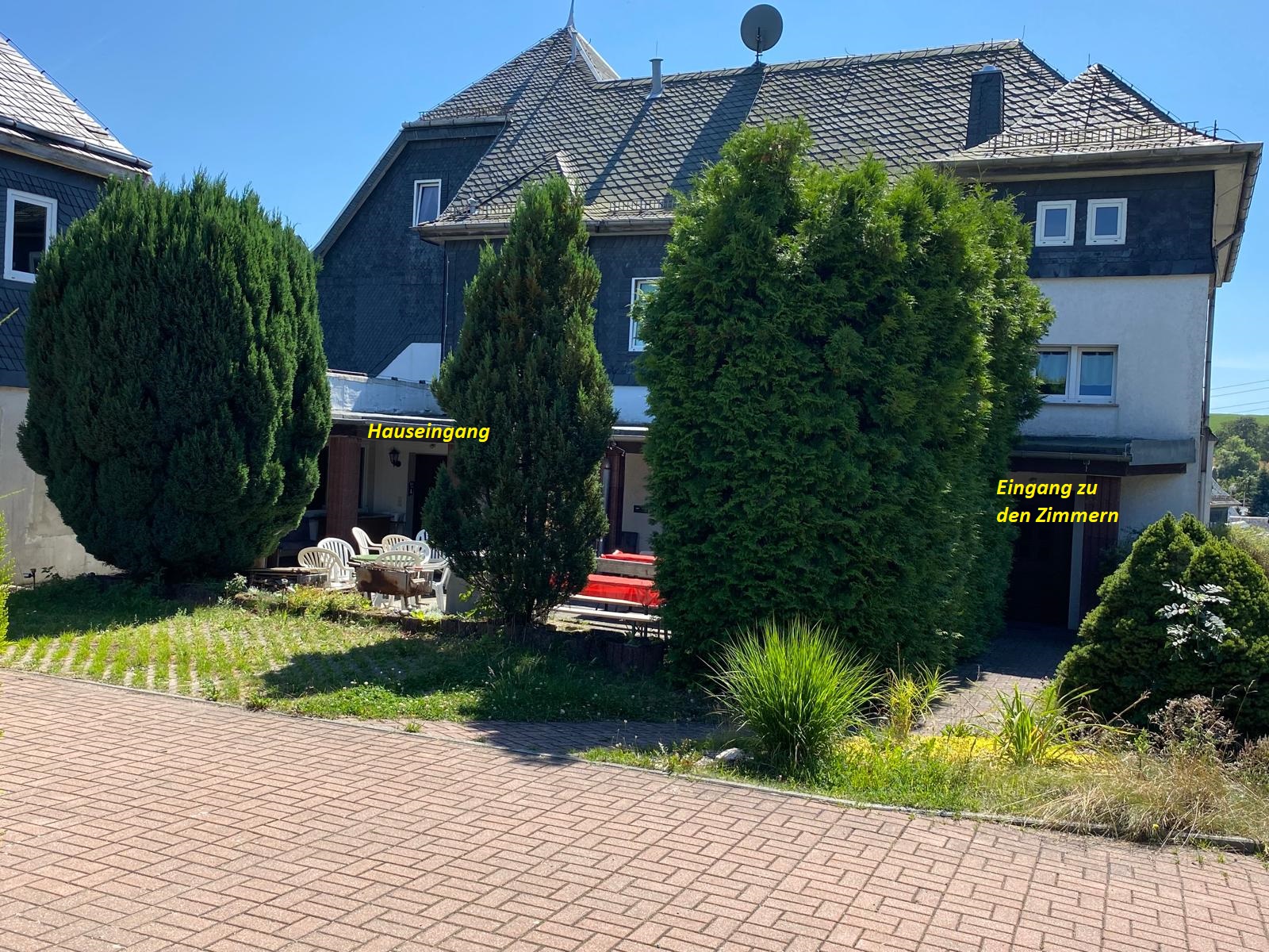 Monteur-Zimmer - Bayern - Eingang hinter dem Haus - Alte Schule Heberndorf