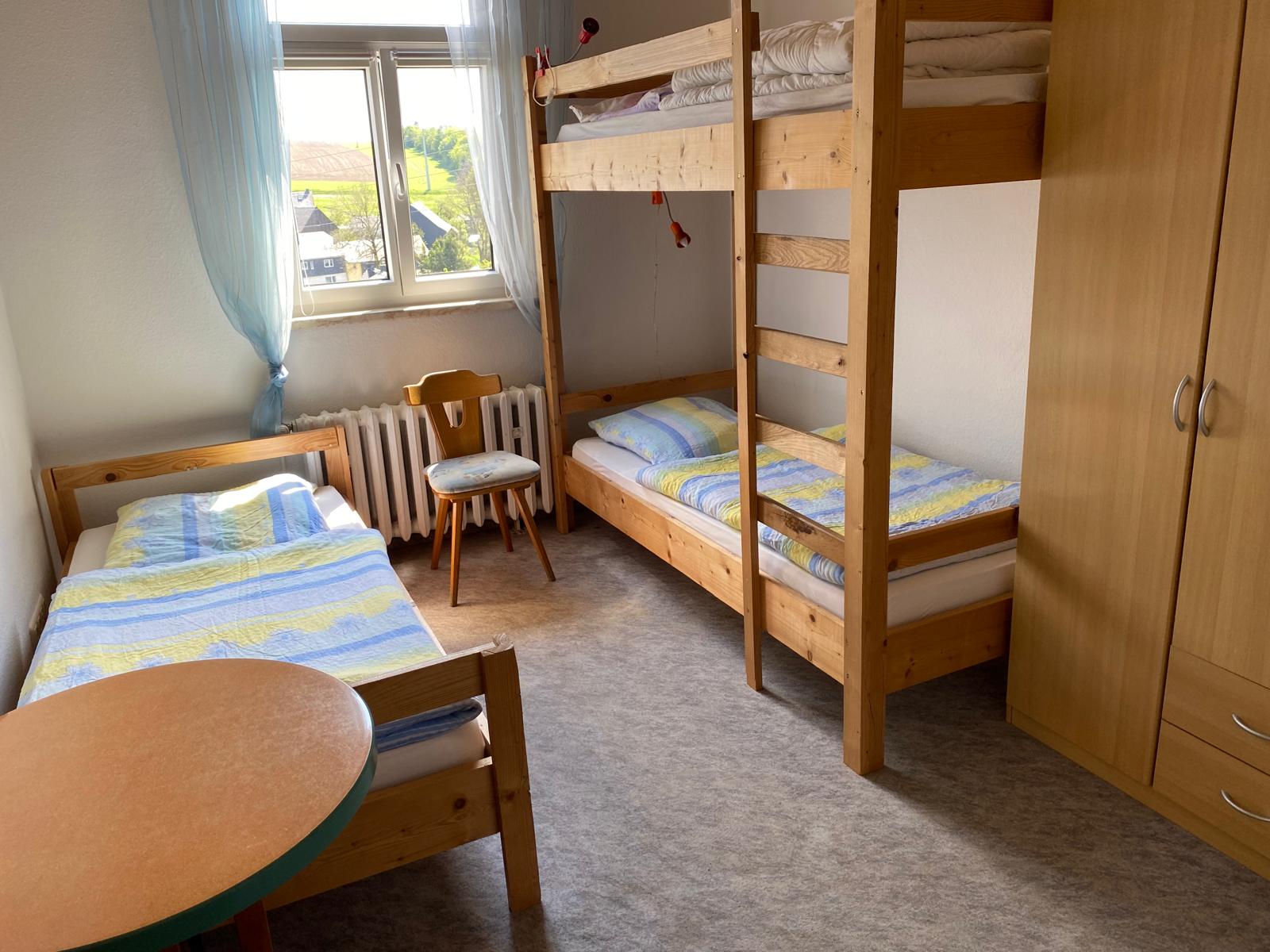 MonteurZimmer: Zimmer 1, Einzelzimmer mit Bad - Alte Schule Heberndorf