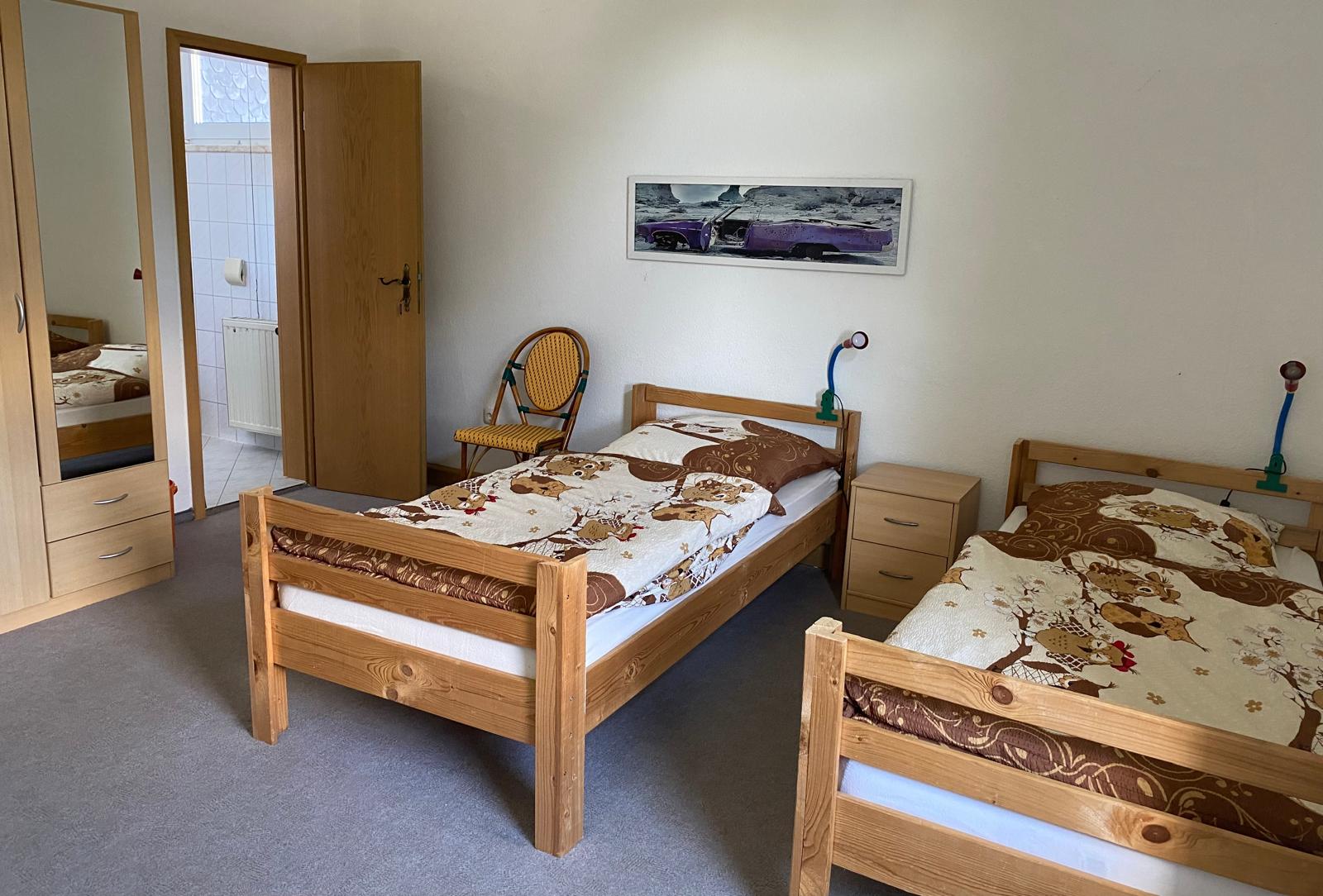 Monteur-Zimmer - Bayern - Zimmer 4, Doppelzimmer mit Bad - Alte Schule Heberndorf