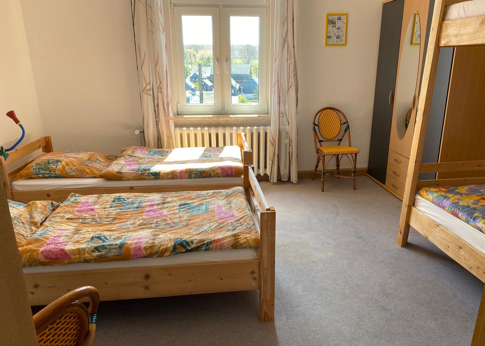 MonteurZimmer: Zimmer 5 für 1 - 4 personen, Bad auf dem Flur - Alte Schule Heberndorf