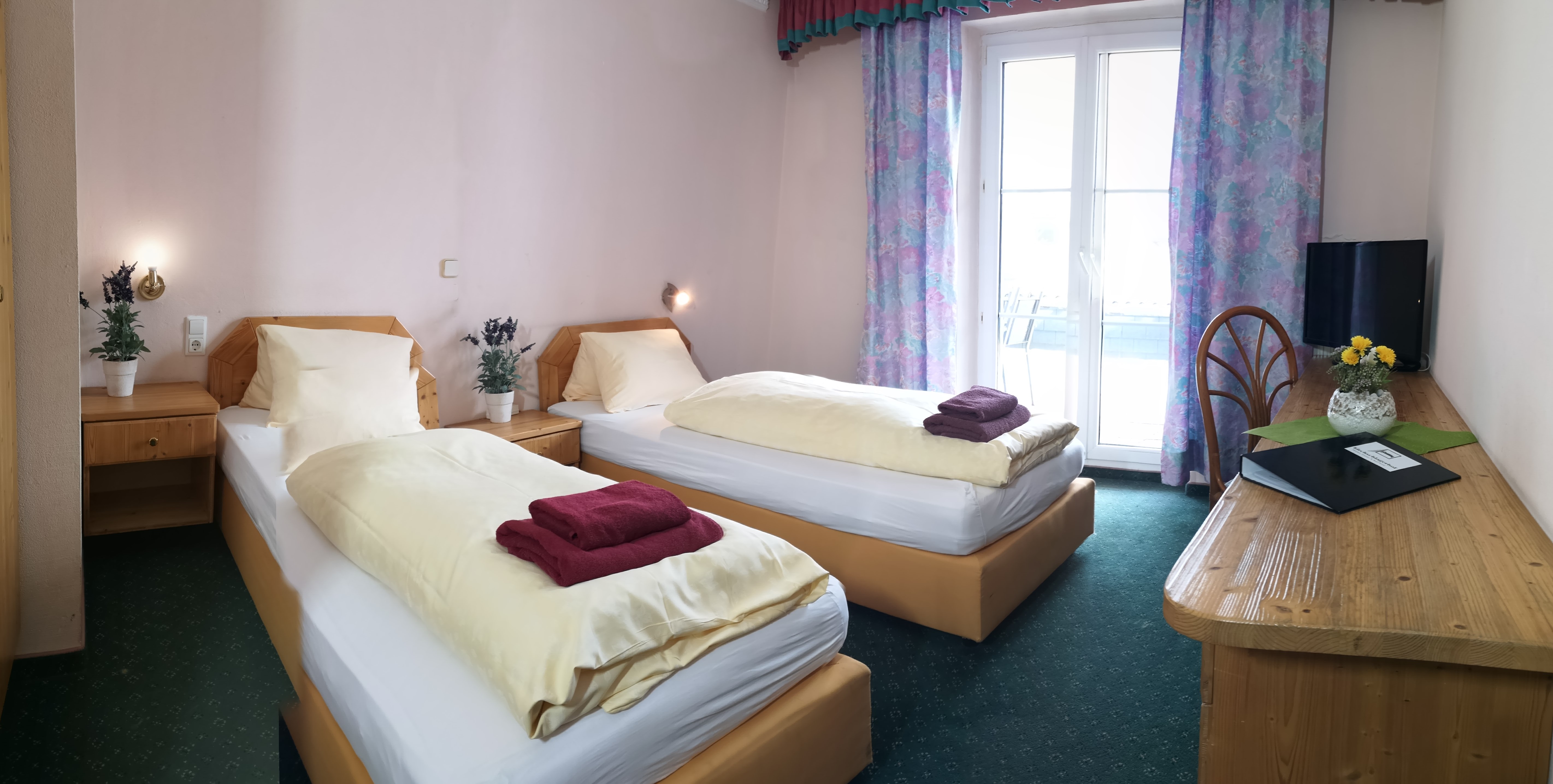 Monteur-Zimmer - Hinzenbach - Standard Zweibettzimmer immer mit getrennten Betten, Bettwäsche und regelmäßige Reinigung inbegriffen - Monteurzimmer & Apartments in TOP Ausstattung